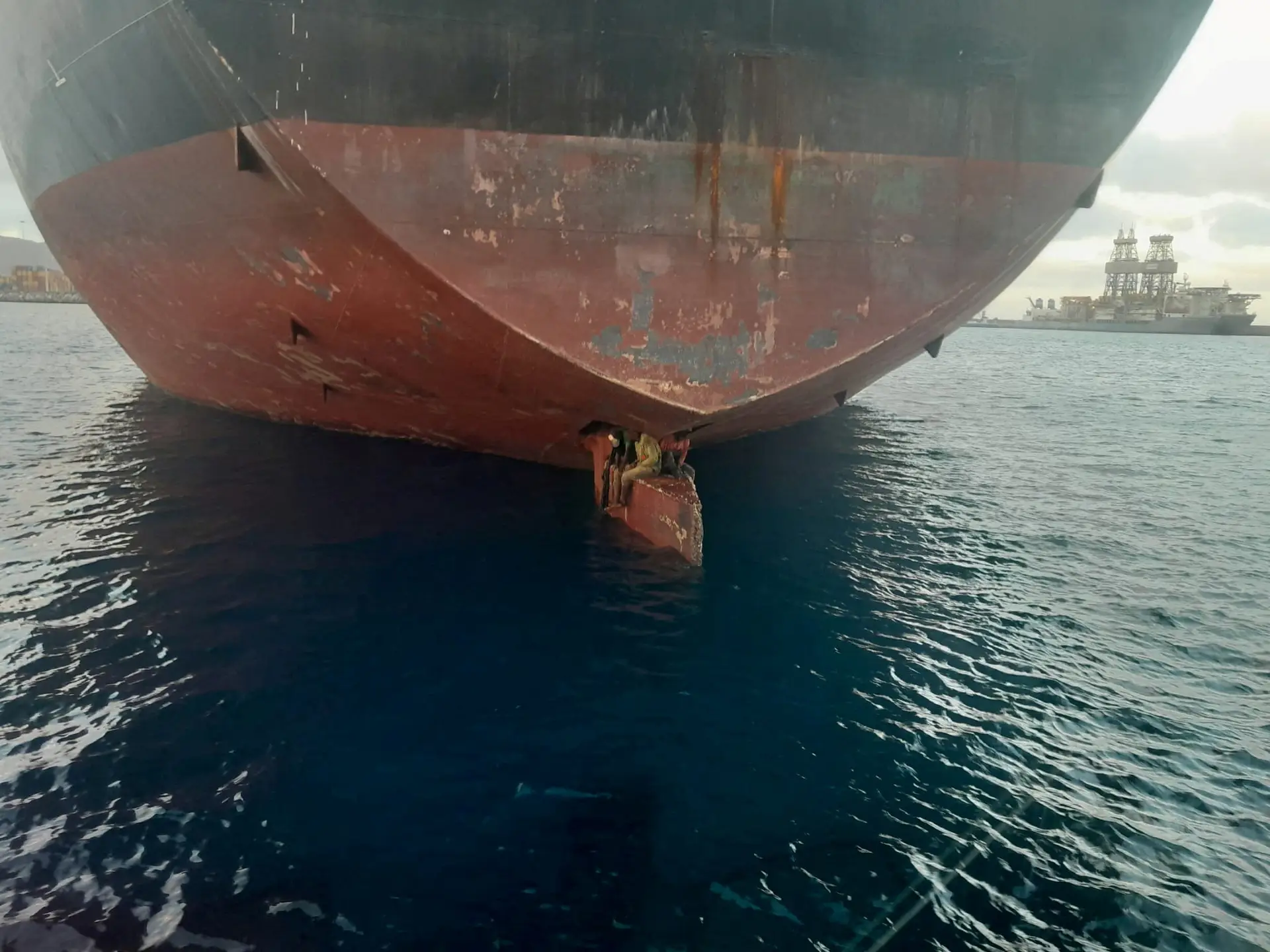 Migrantes fazem viagem de 11 dias escondidos no leme de navio petroleiro