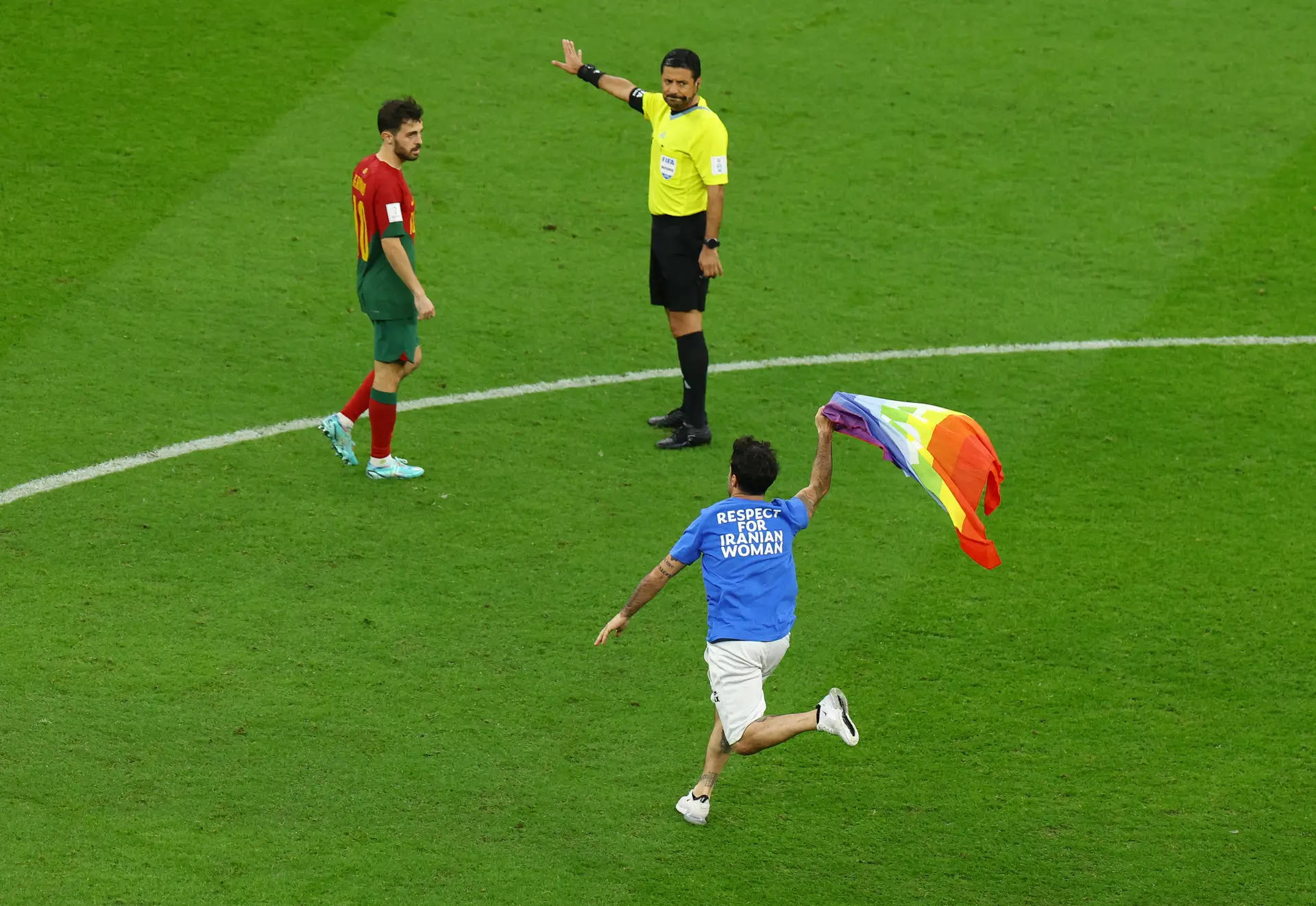 Ao minuto 61 do encontro Portugal-Uruguai, Mario Ferri invadiu o relvado do estádio de Lusail, agitando uma bandeira multicor, com as cores do arco-íris.