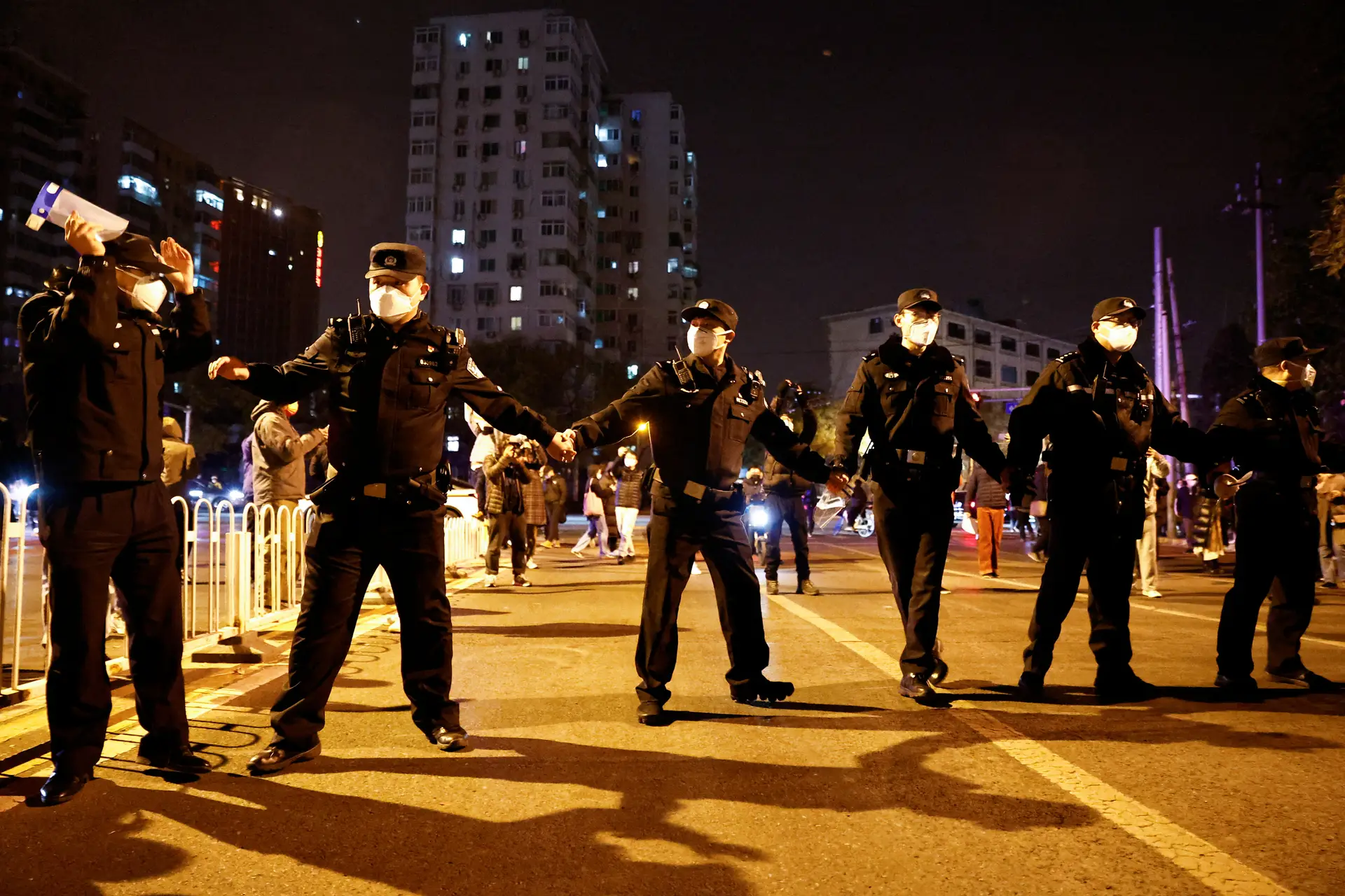 Embaixador da China convocado por Londres após detenção de jornalista britânico