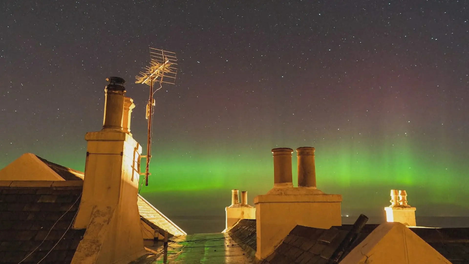 Auroras boreais iluminam o céu da Escócia - SIC Notícias