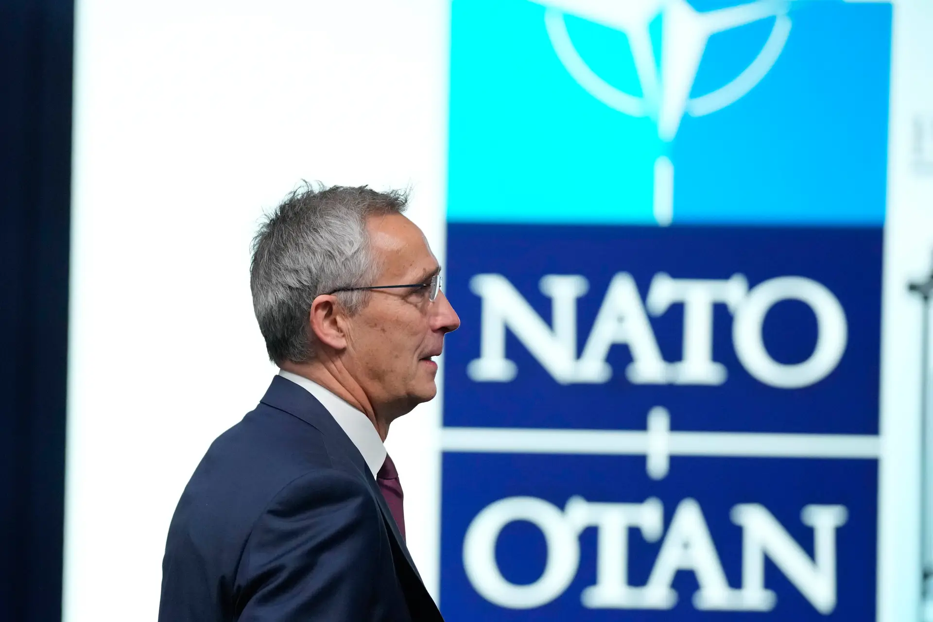 Jens Stoltenberg garante a NATO "não é parte do conflito" na Ucrânia