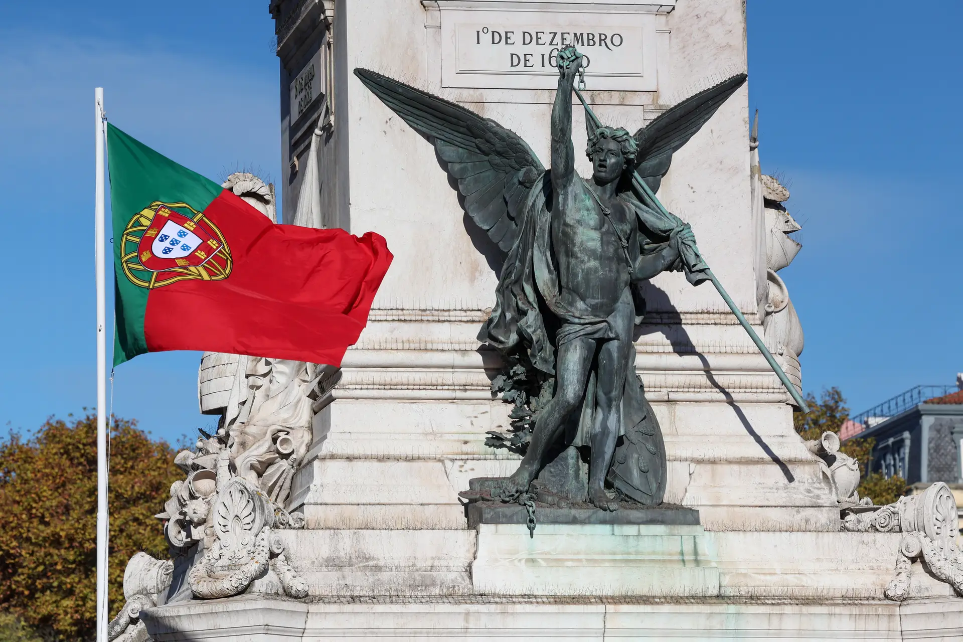 Bandeira portuguesa junto ao Monumento aos Restauradores durante a cerimónia de homenagem aos Heróis da Restauração da Independência de Portugal, na Praça dos Restauradores, em Lisboa.