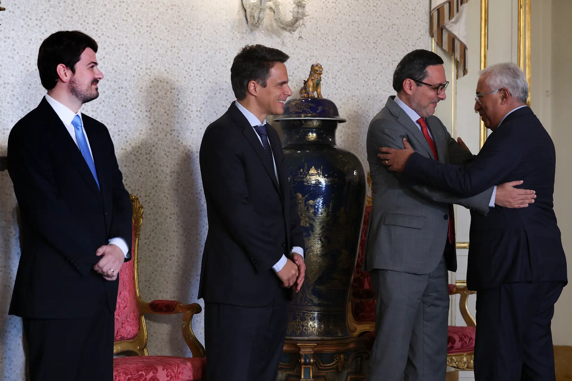 António Costa deseja "maiores felicidades" aos novos secretários de Estado