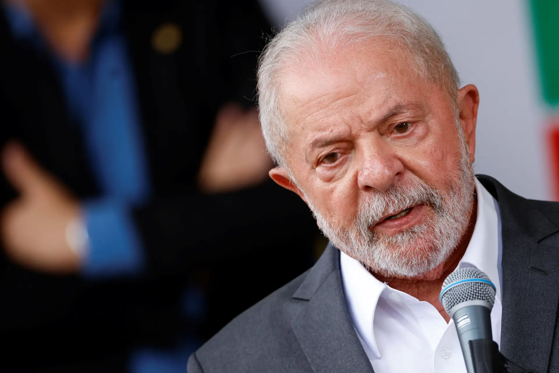 Equipa de Lula da Silva tenta incorporar promessas de campanha 30 dias após vitória