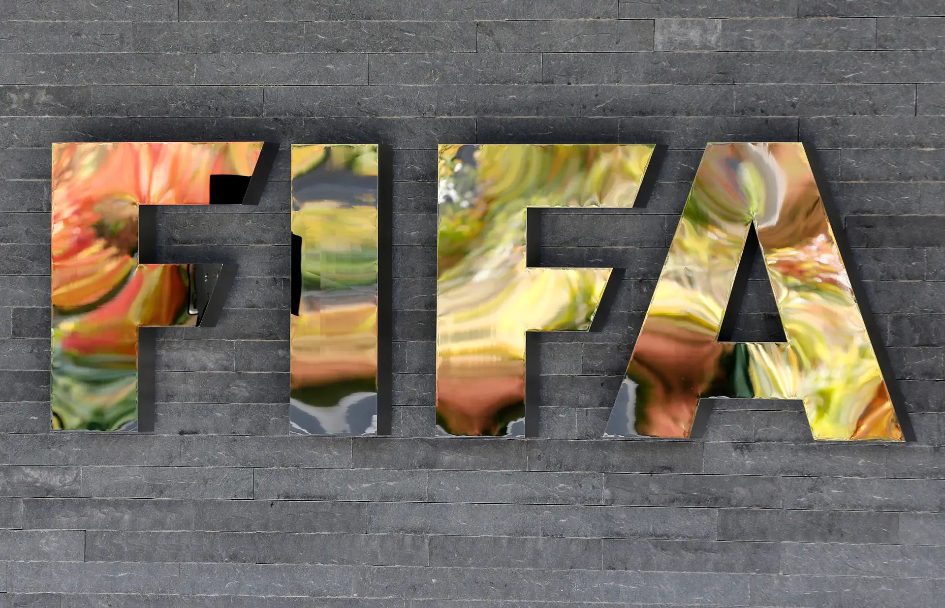 Regulamentos da FIFA consagram igualdade mas também limitam jogadores