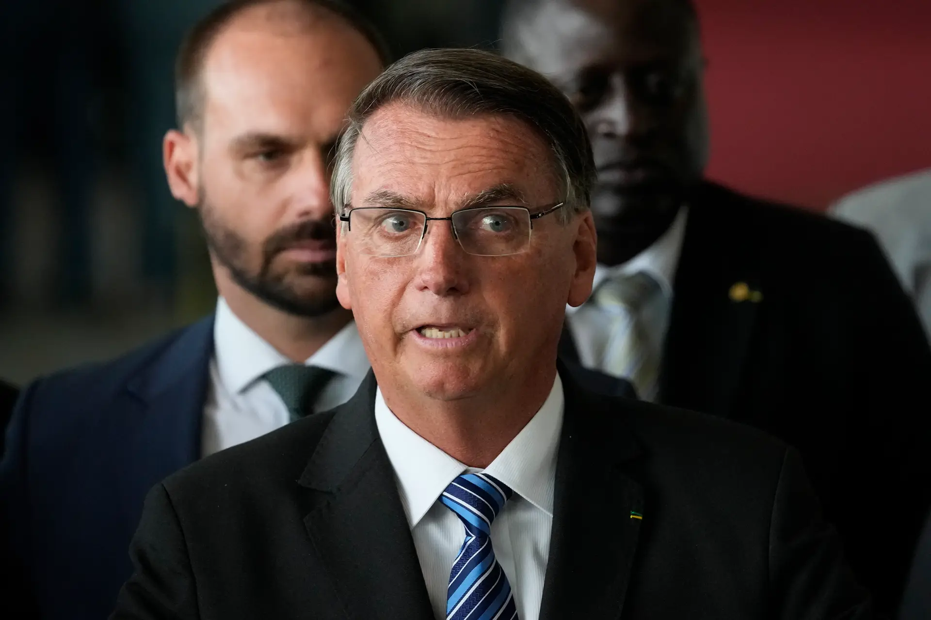 Bolsonaro não colaborou para a transição de poder no Brasil após a derrota, diz analista
