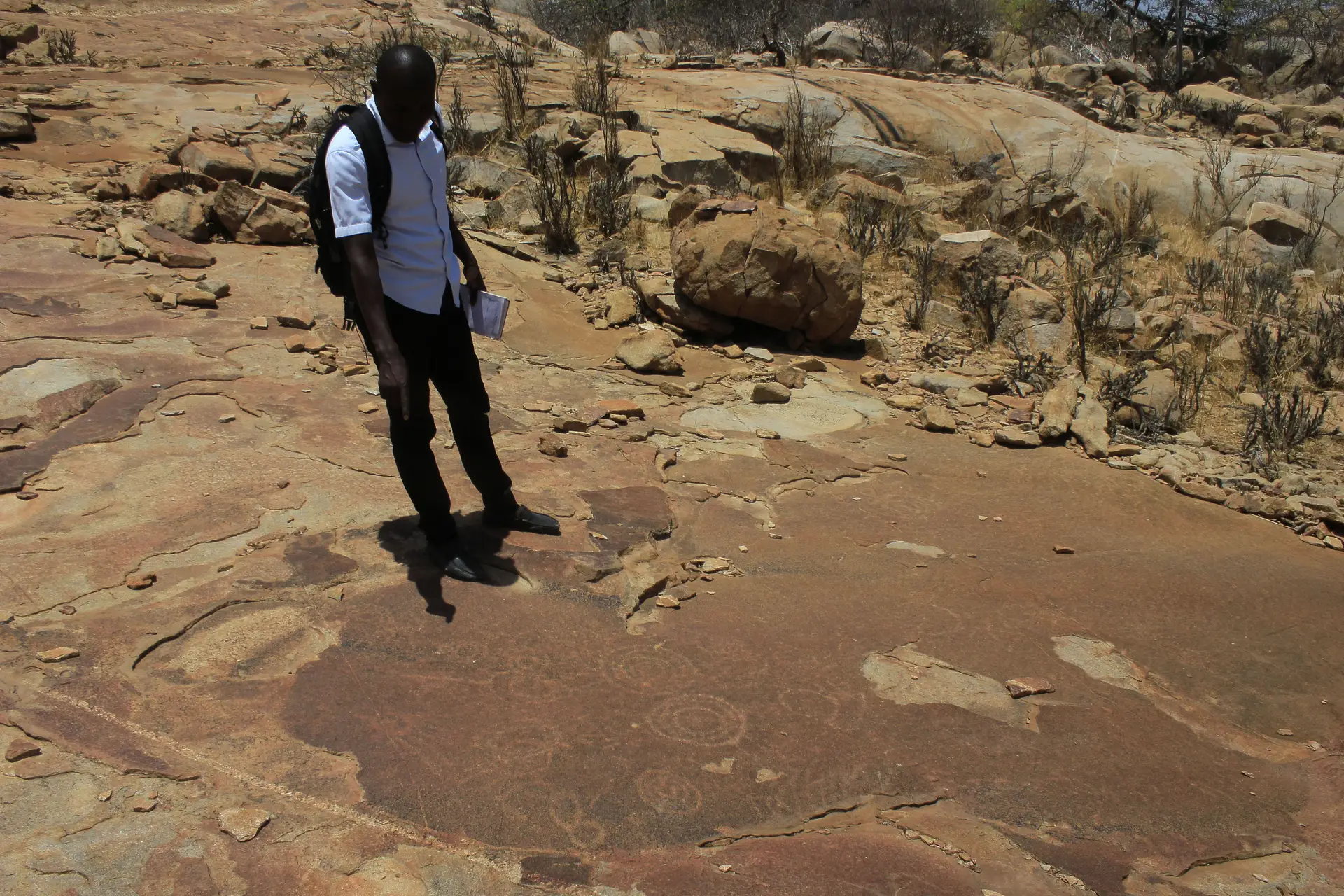 As misteriosas pinturas rupestres que "caíram do céu" no Namibe