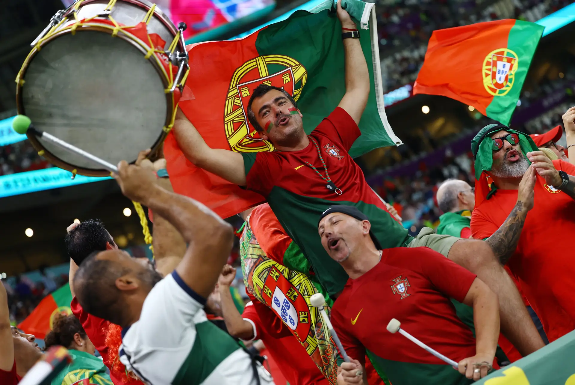 Jovem pistoleiro destrói relógio suíço: as imagens do Portugal-Suíça