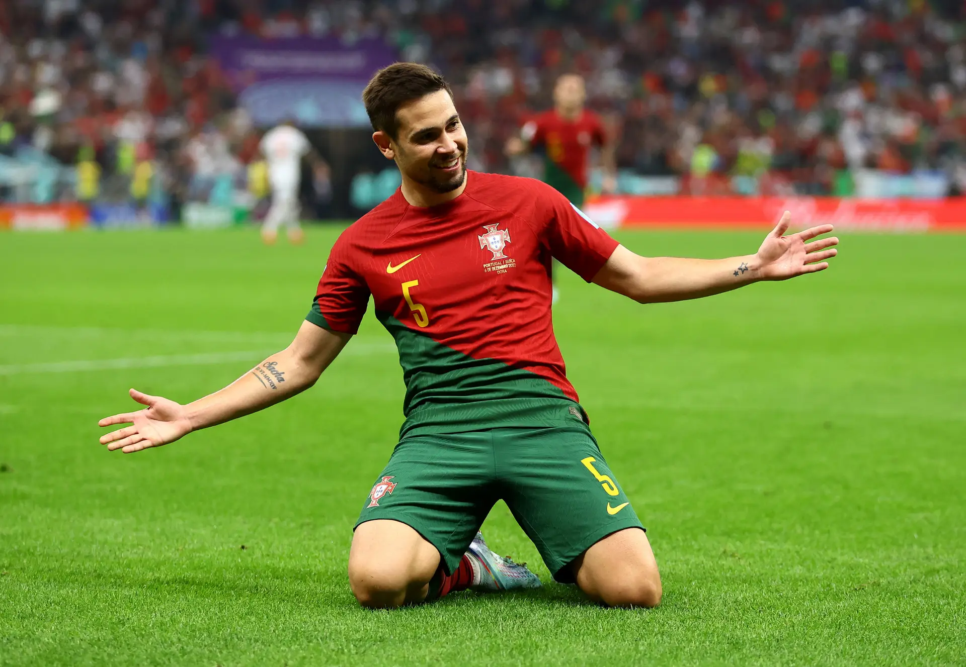 Rafael Leão de Portugal, comemora o seu gol com Raphael Guerreiro durante a  partida entre Portugal e Suíça, pelas oitavas de final da Copa do Mundo  FIFA Qatar 2022, no Estádio Lusail