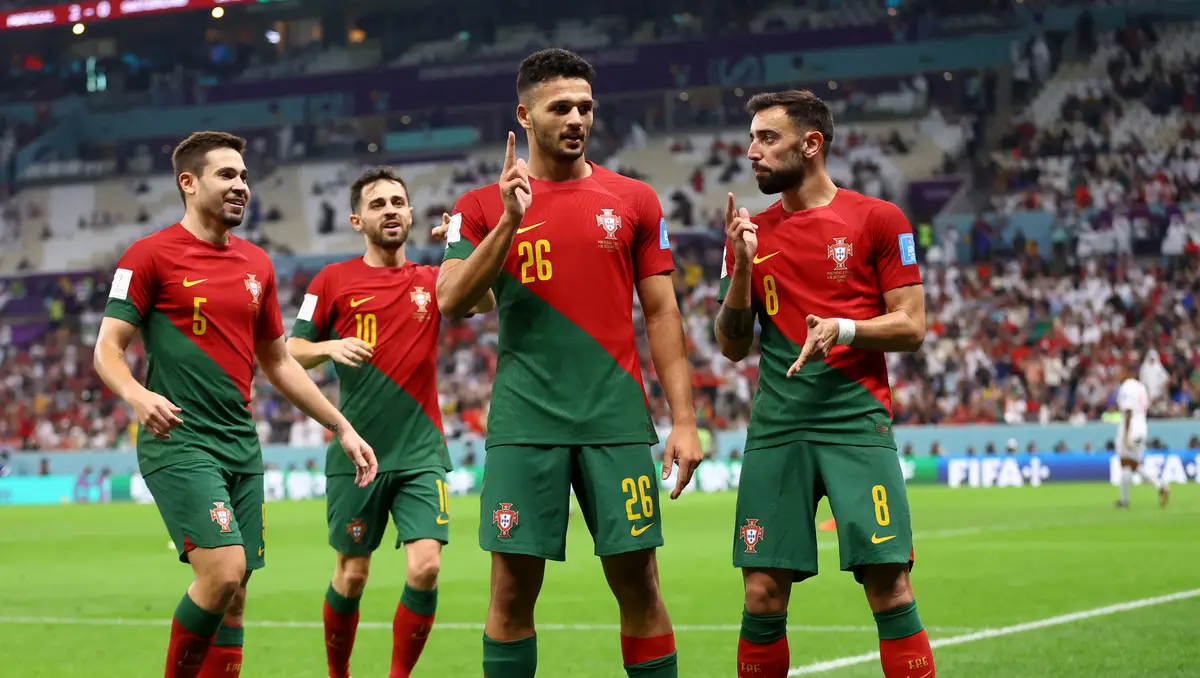 Rafael Leão de Portugal, comemora o seu gol com Raphael Guerreiro durante a  partida entre Portugal e Suíça, pelas oitavas de final da Copa do Mundo  FIFA Qatar 2022, no Estádio Lusail