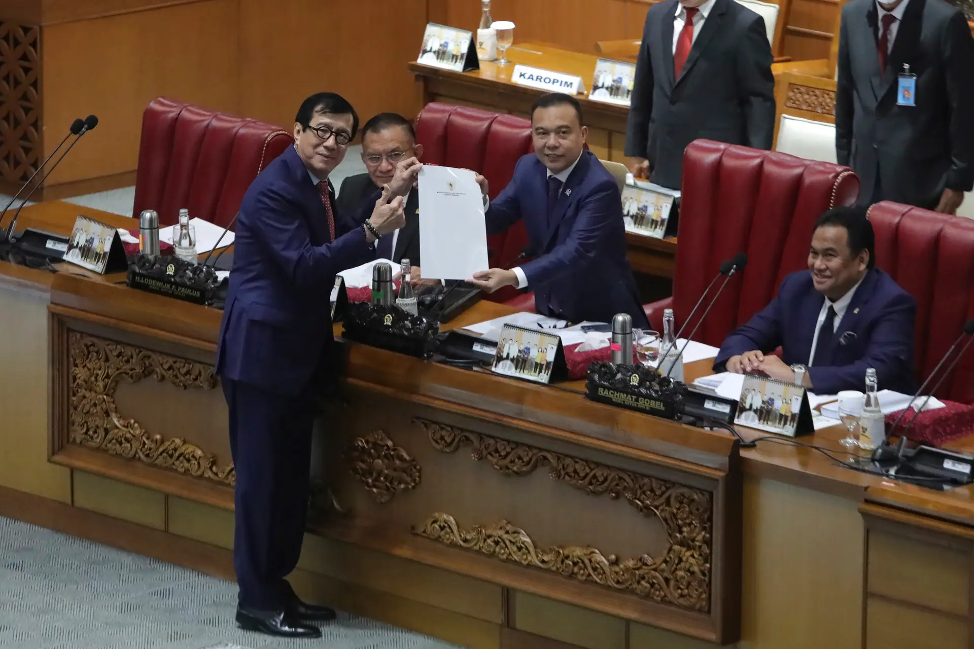 O vice-presidente do Parlamento indonésio, Sufmi Dasco Ahmad (ao centro), declarou como aprovada a proposta de revisão ao código penal, que recebeu a maioria dos votos no plenário
