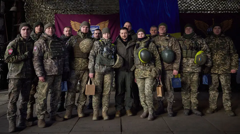 O Presidente da Ucrânia com militares na linha da frente no Donbass.