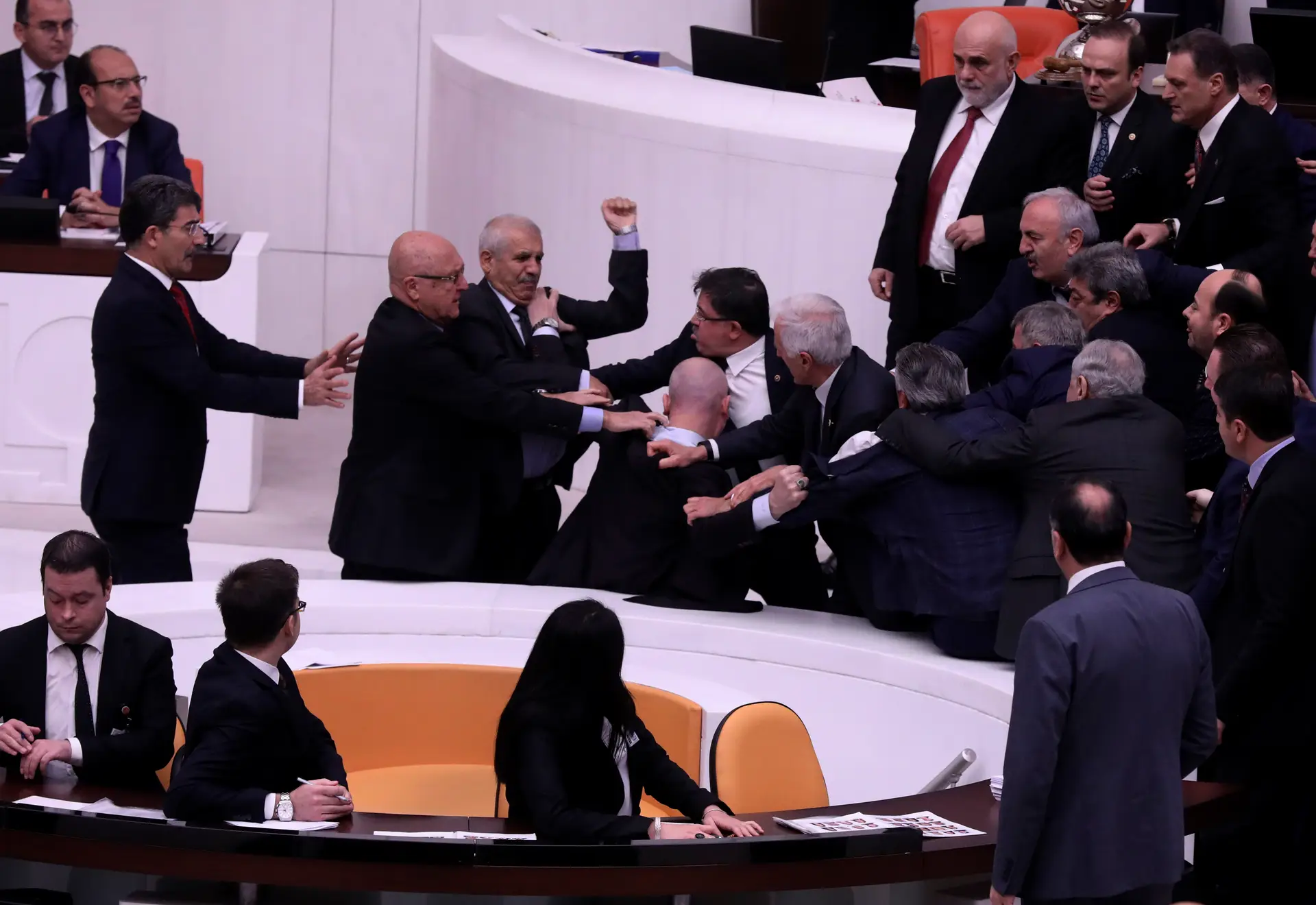 Deputado em estado "crítico" após troca de agressões no Parlamento turco