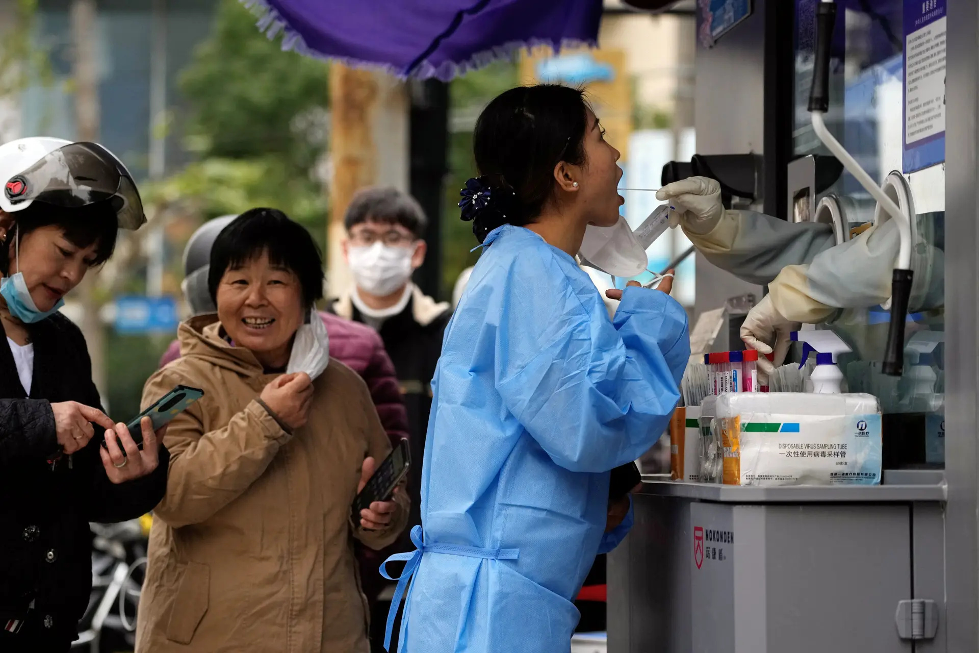 China reduz medidas de combate à covid-19 e sinaliza fim da estratégia 'zero casos'