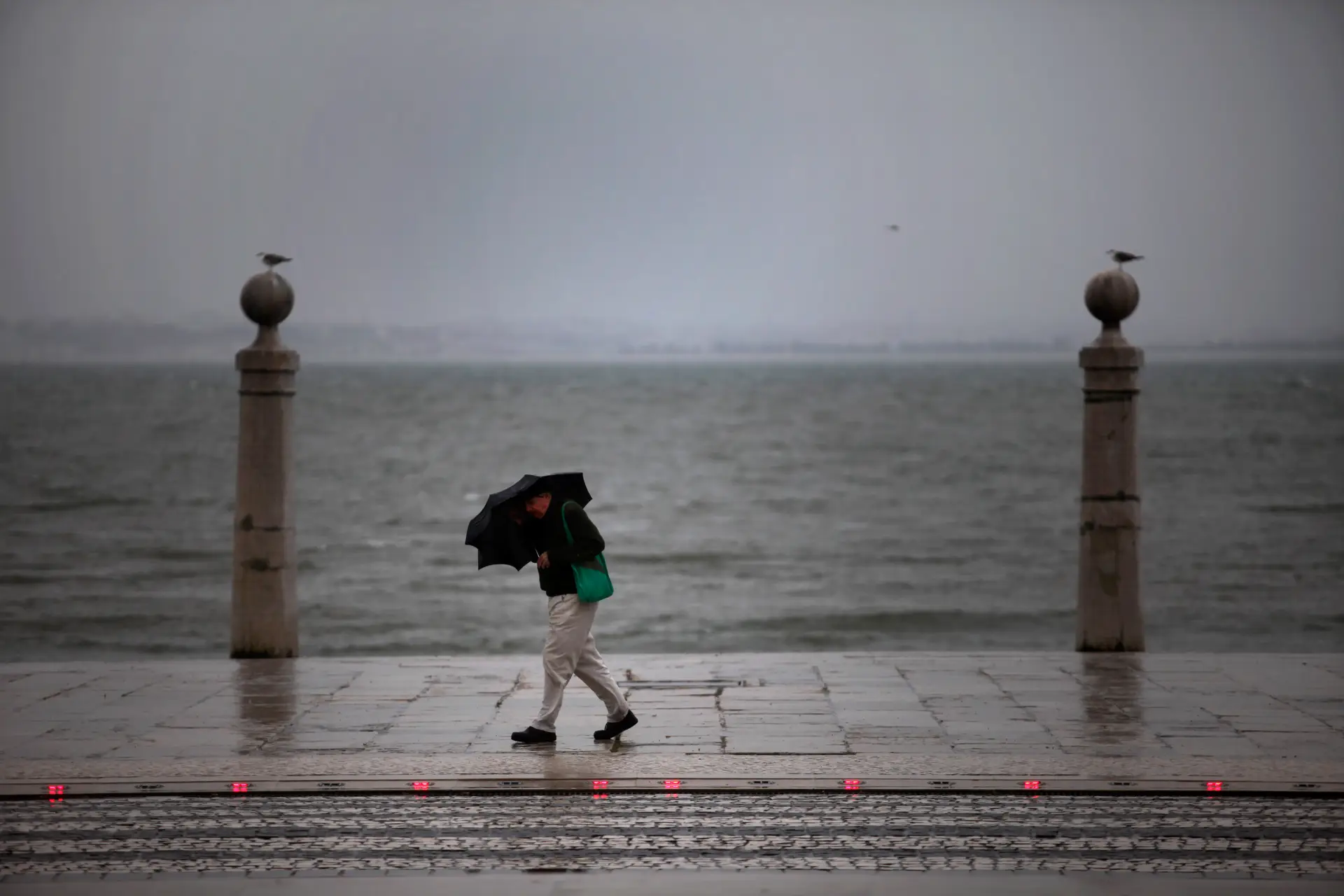 Depressão centrada nos Açores responsável pela chuva forte no continente até sexta-feira