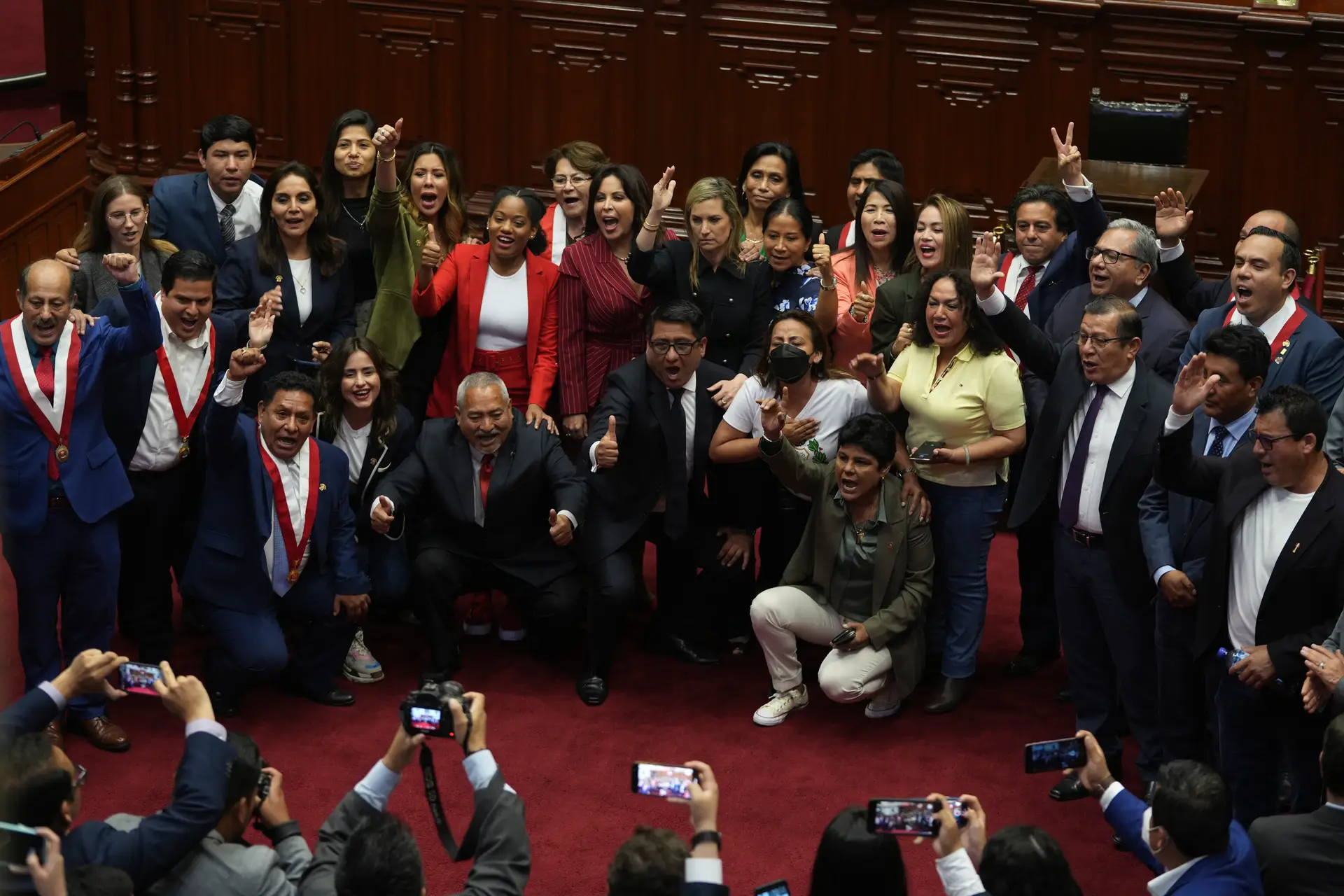 Presidente do Peru foi destituído, acusado de golpe de Estado e acabou detido