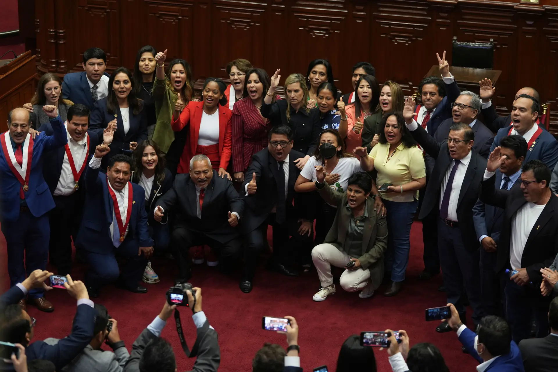 Presidente do Peru foi destituído, acusado de golpe de Estado e acabou detido