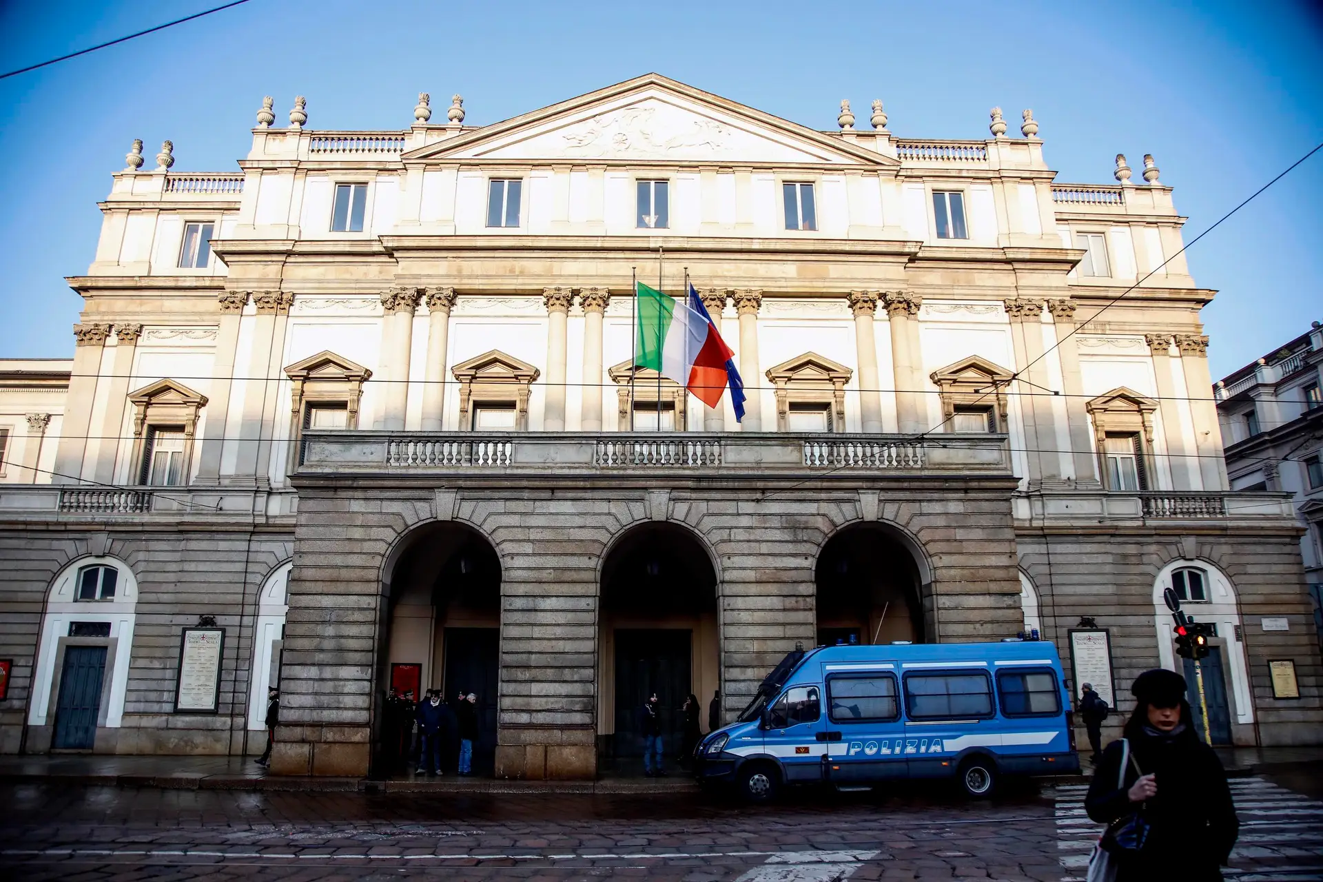 "Não ao gás, não ao carvão": ativistas atiram tinta branca ao Teatro La Scala de Milão