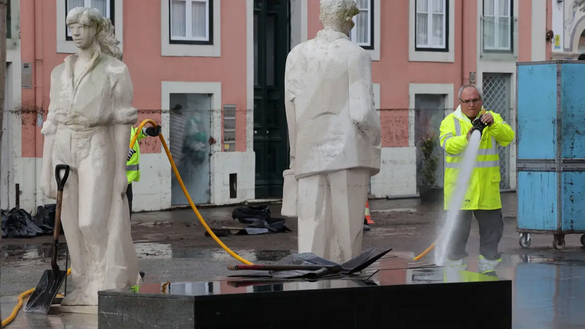 As ruas na zona de Algés alagados e com muita lama, após as inundações da última noite na zona de Lisboa.