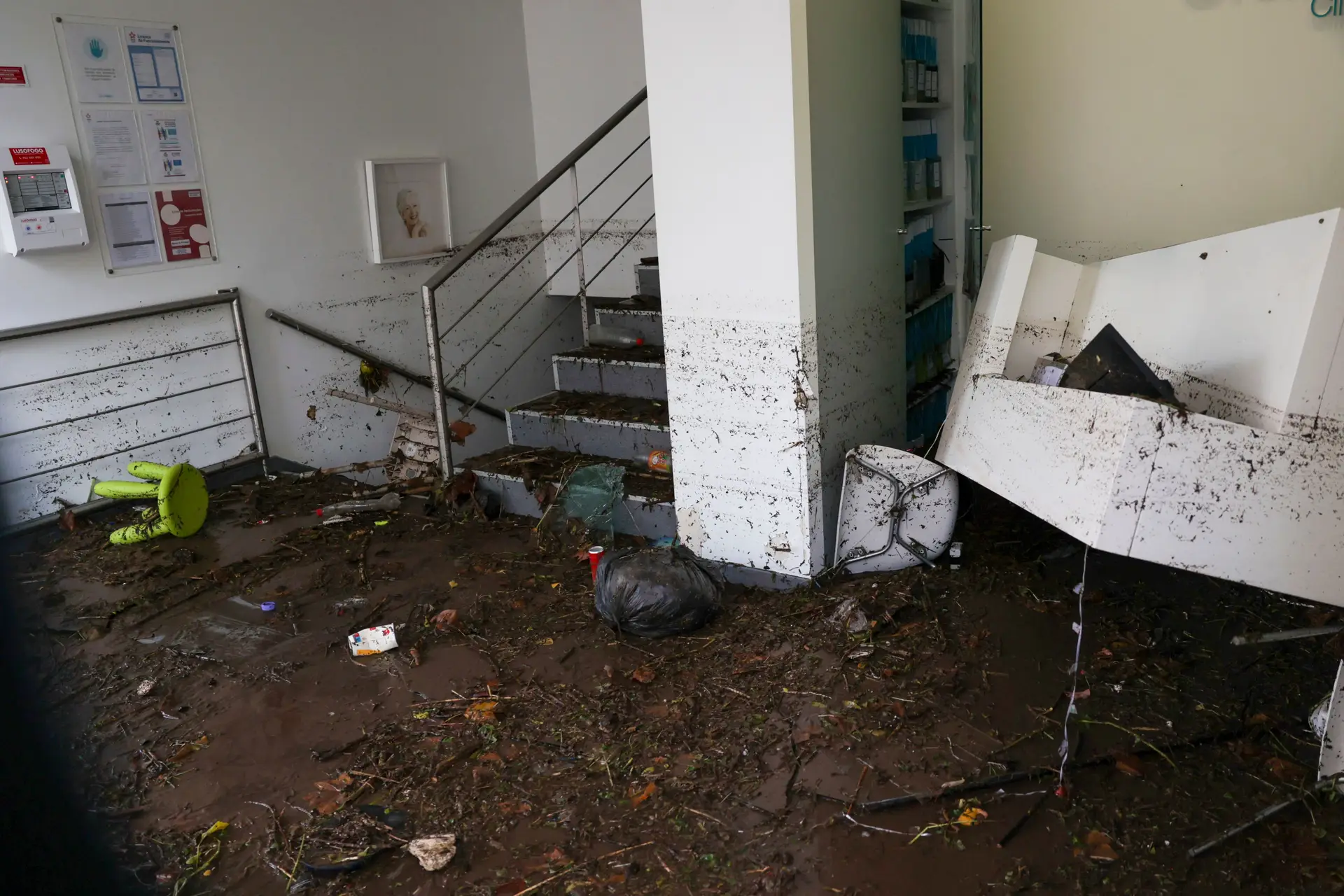 Várias lojas na zona de Algés encontram-se alagadas e com muita lama, após as inundações na zona de Lisboa.