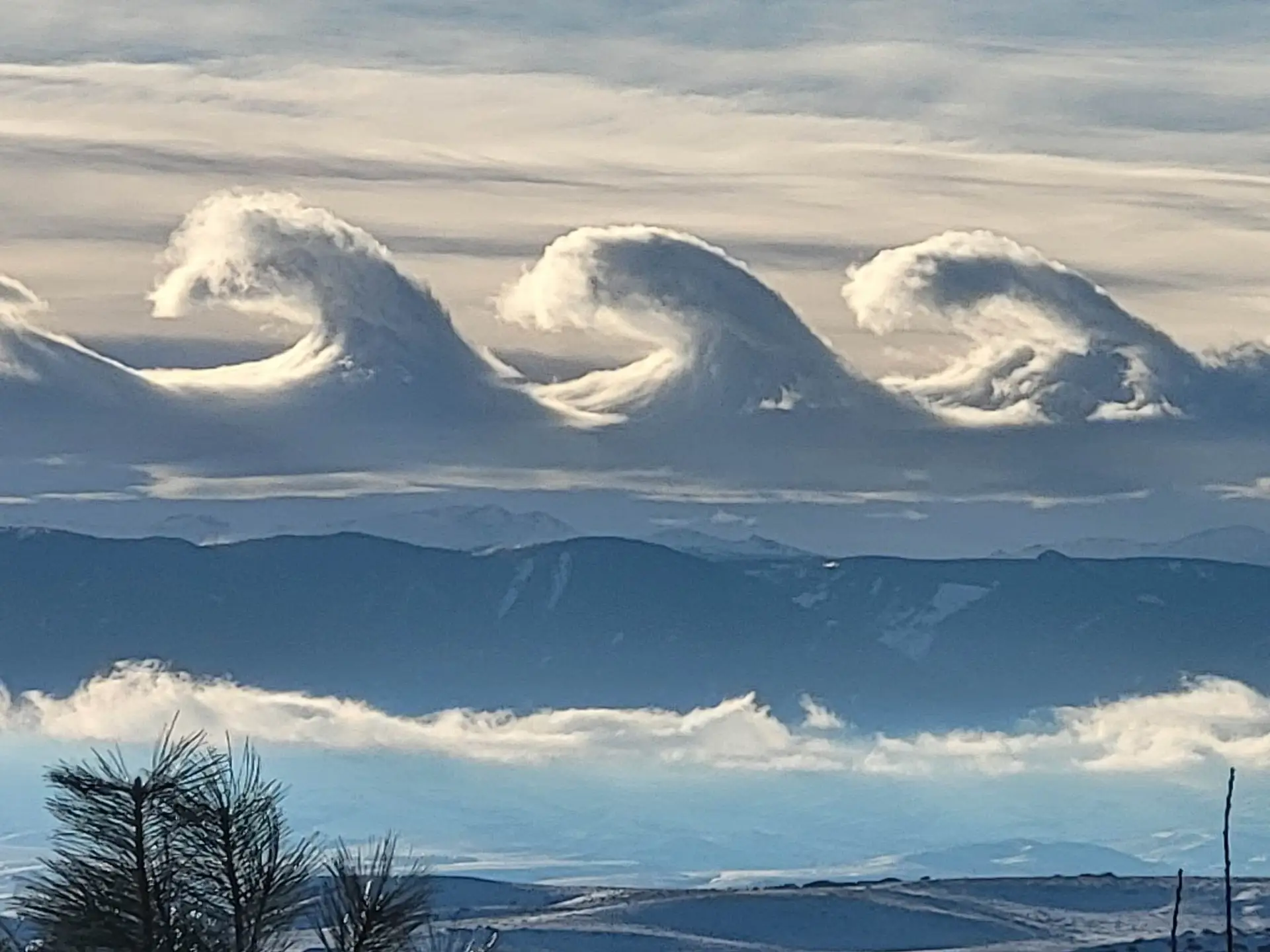 “Surfar nos céus”: nuvens em forma de ondas observadas em Wyoming, nos Estados Unidos