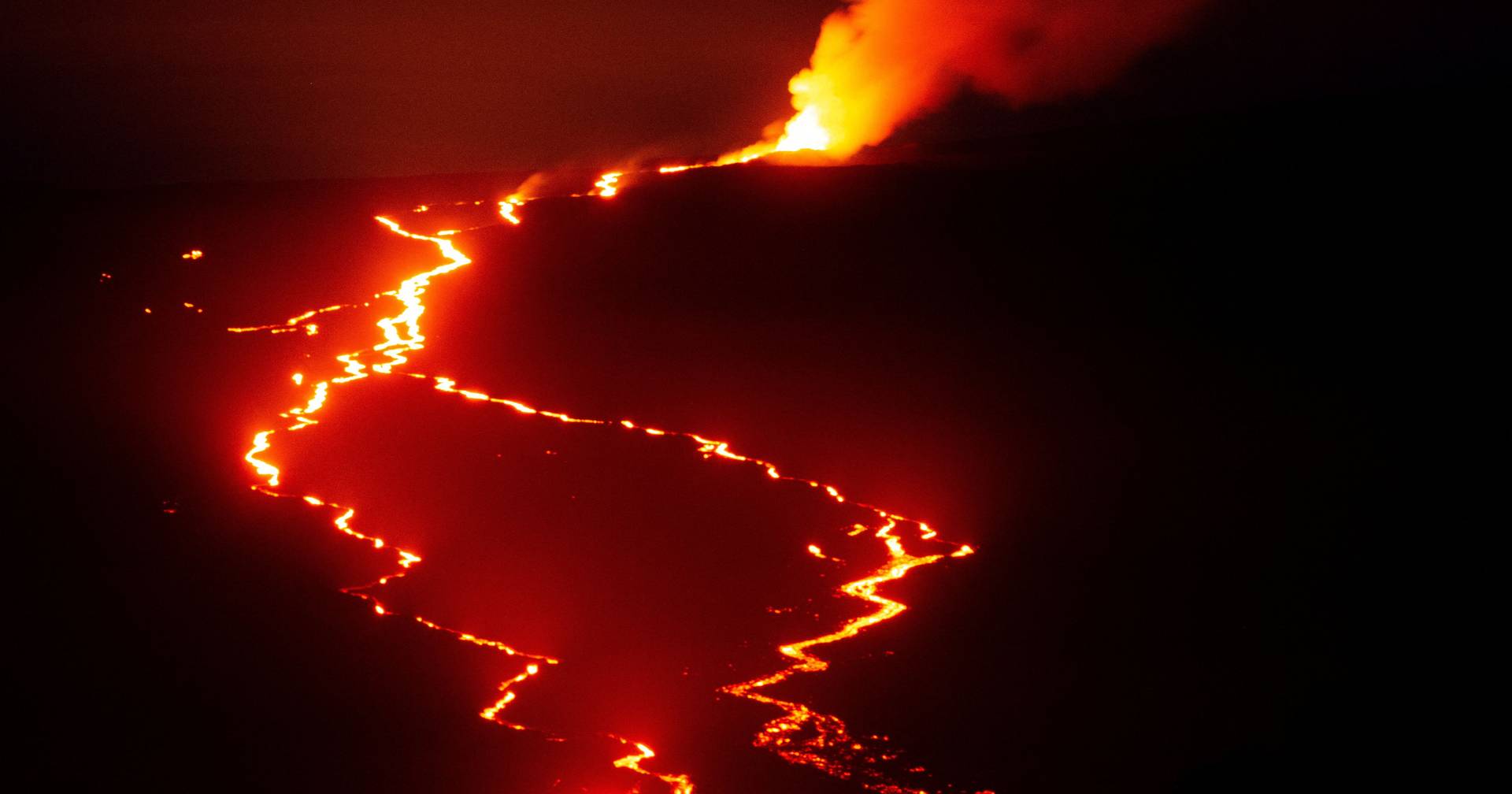Mauna Loa: as imagens da erupção do maior vulcão ativo do mundo - SIC ...