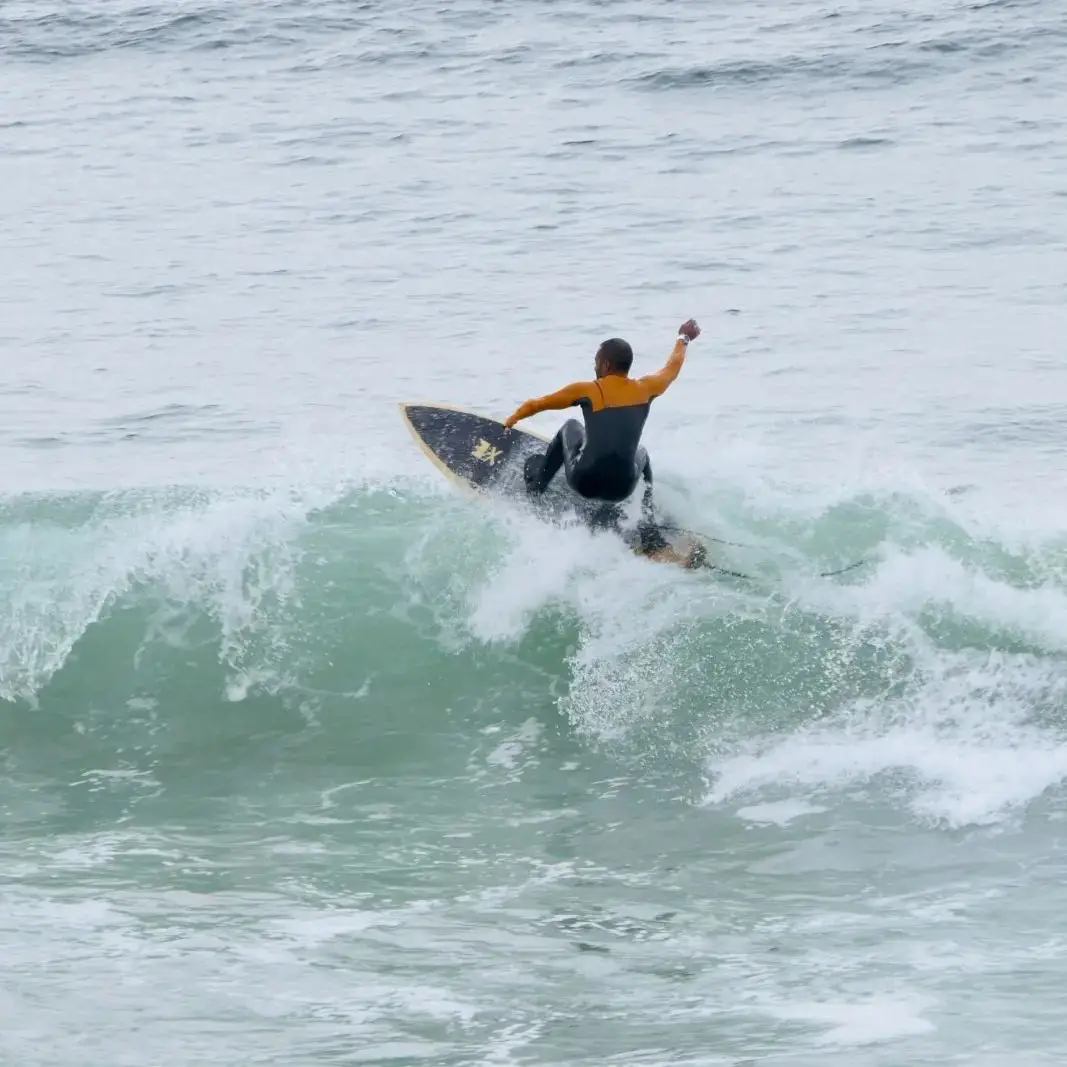 Camilo Abdula conquista ouro nos Mundiais de surf adaptado