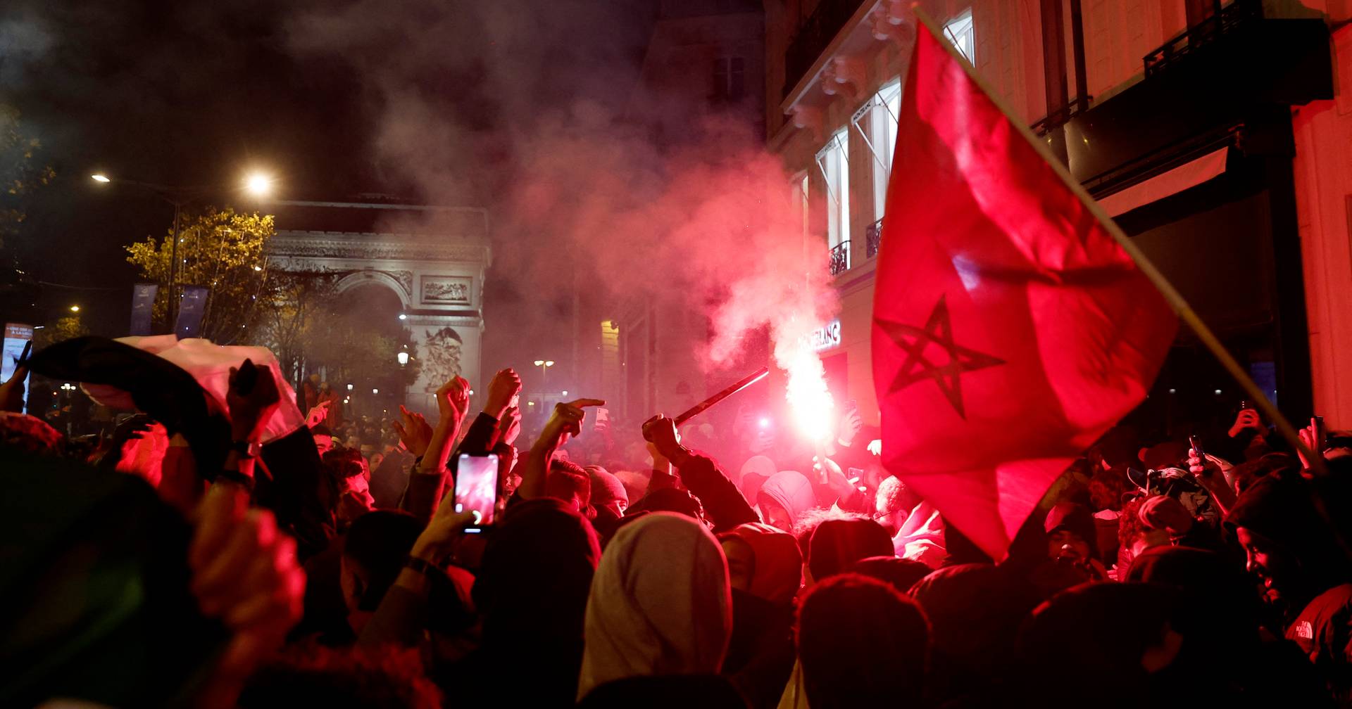 Des affrontements entre supporters français et marocains ternissent la soirée