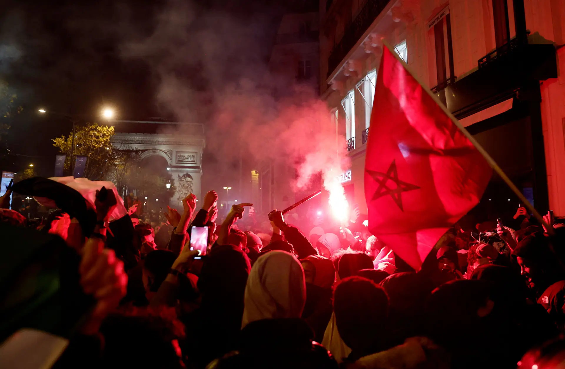 Confrontos entre adeptos franceses e marroquinos mancham noite de festa