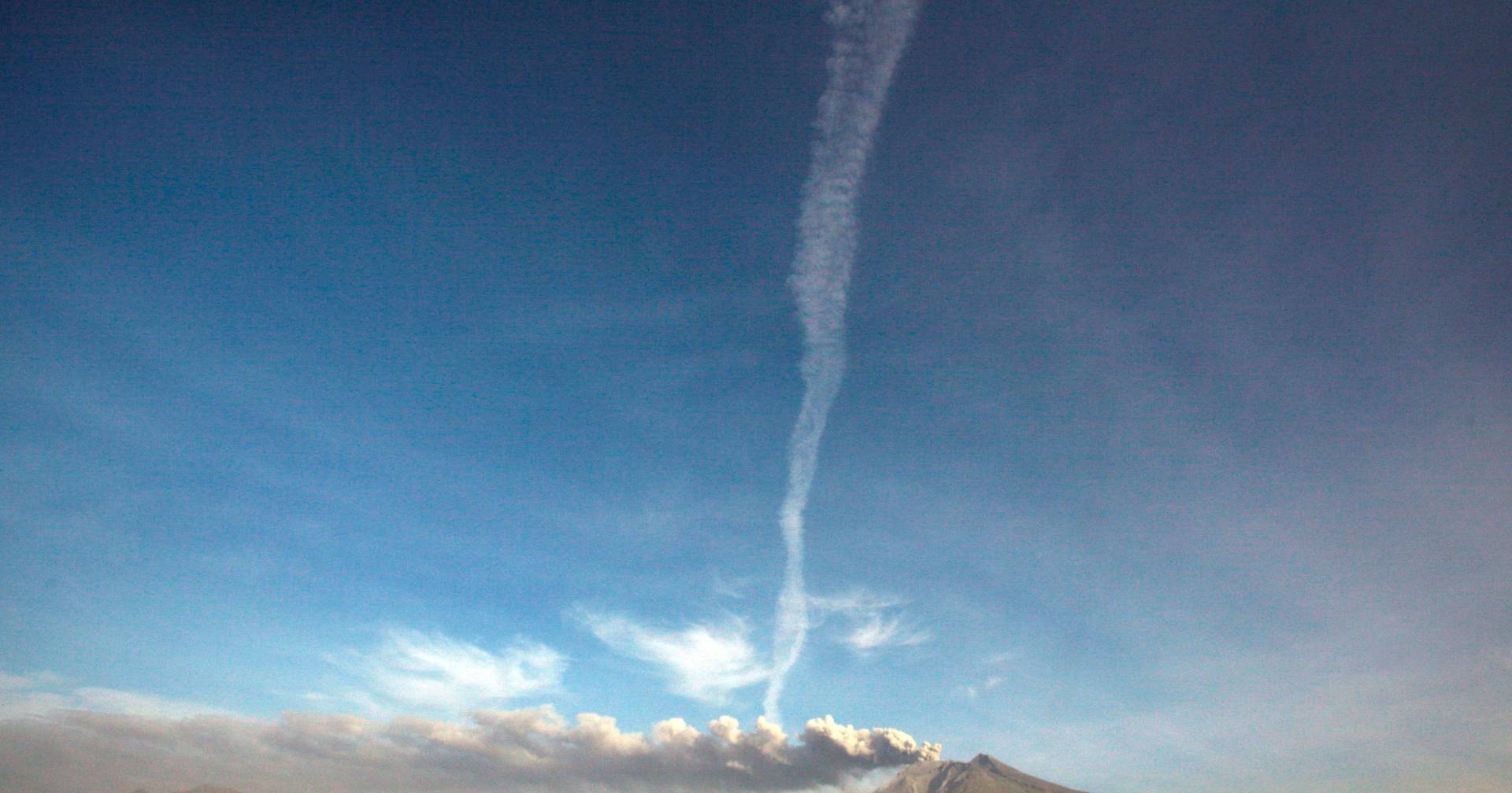 Norte de Chile en alerta tras aumento de actividad en volcán Láscar