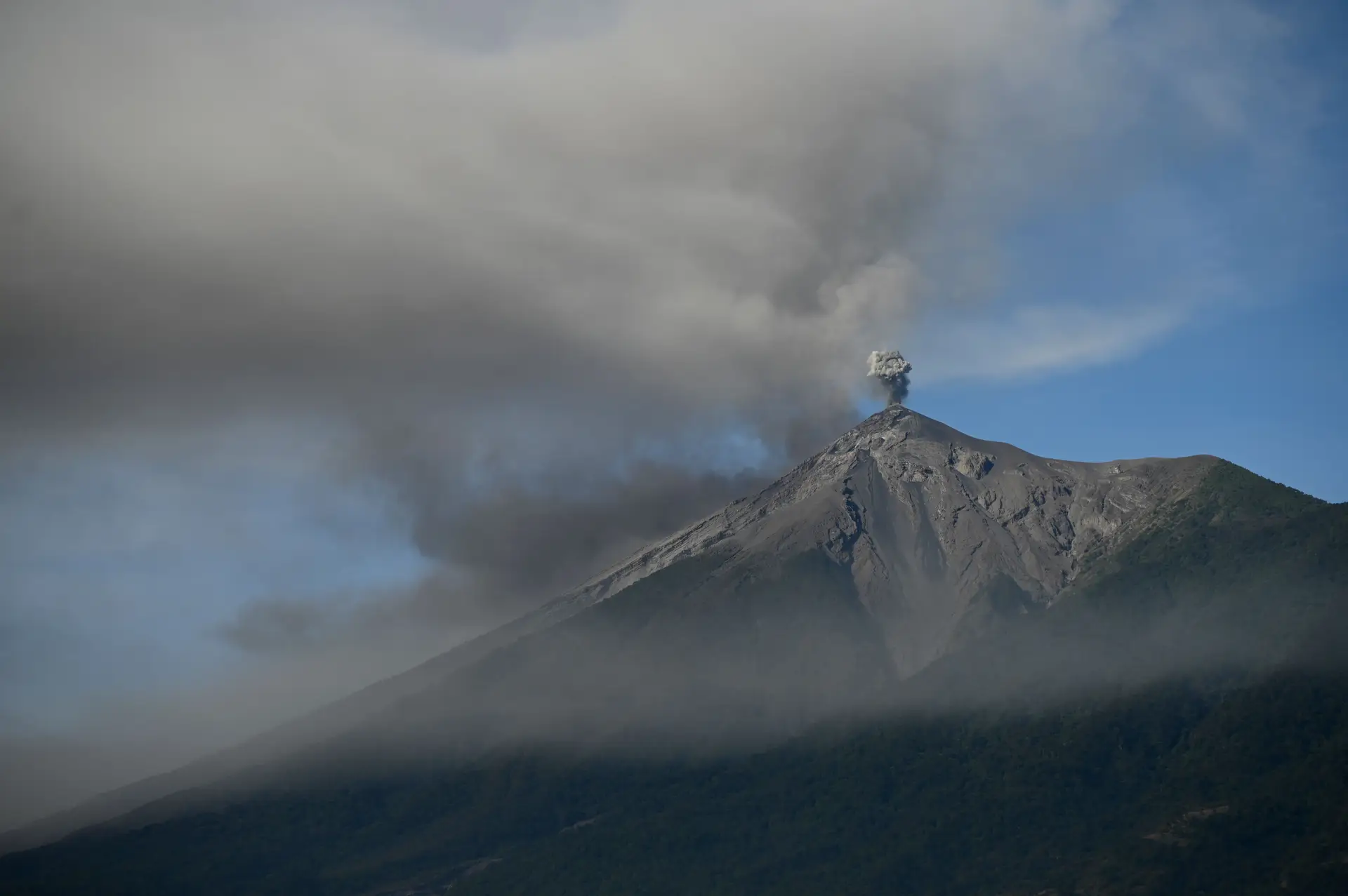 Aeroporto internacional da Guatemala esteve fechado por causa do vulcão Fuego