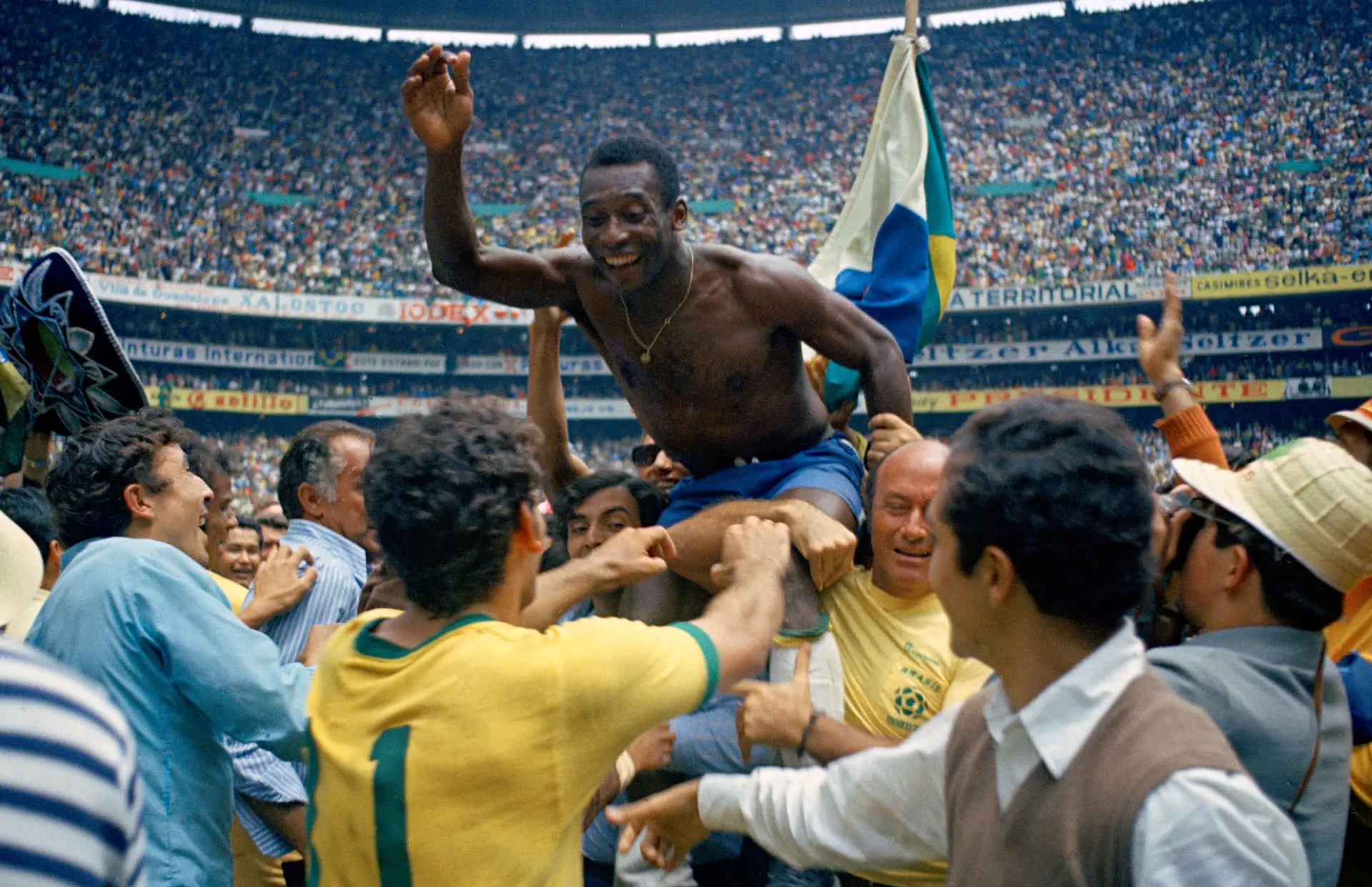 Pelé celebra a conquista do "tri" pelo Brasil, em 1970