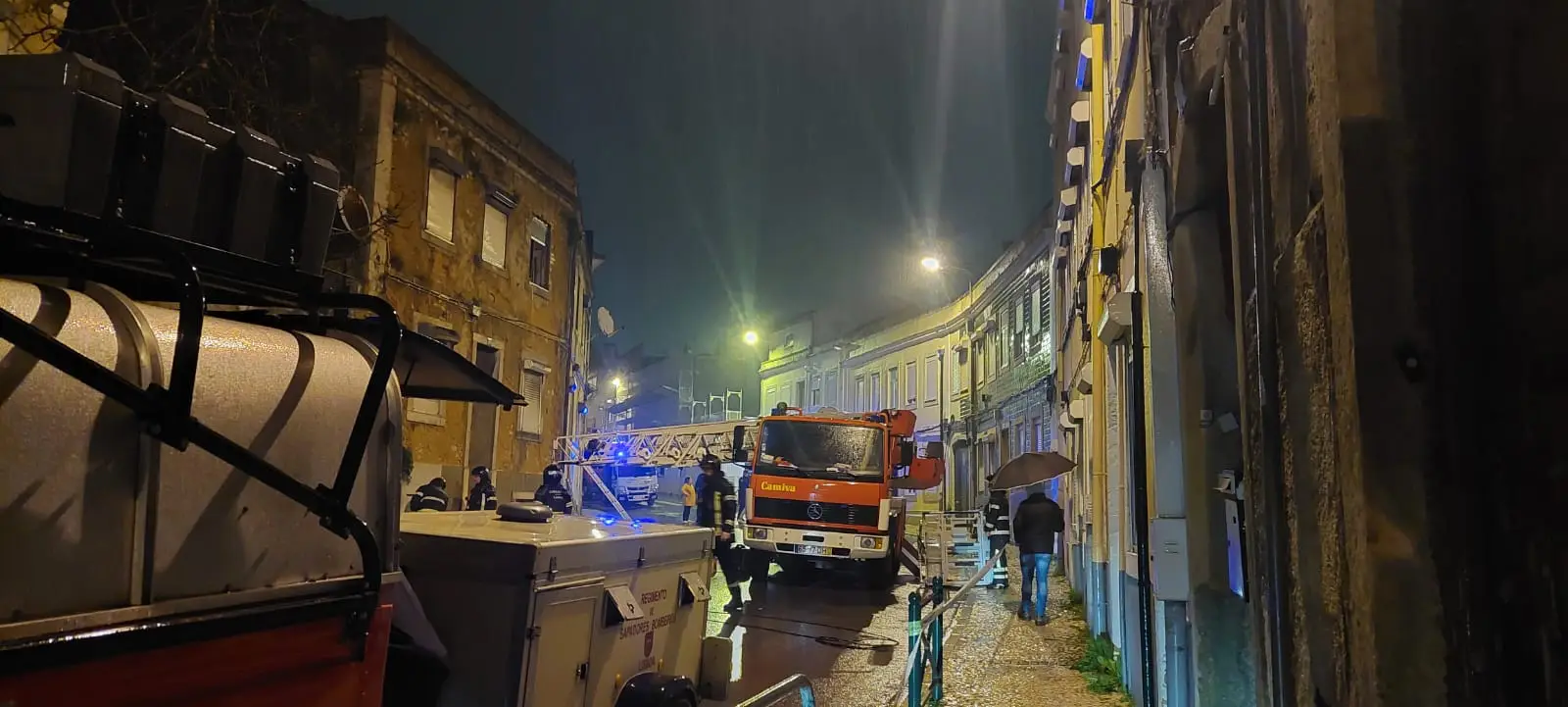 Derrocada em prédio devoluto corta trânsito em rua de Lisboa