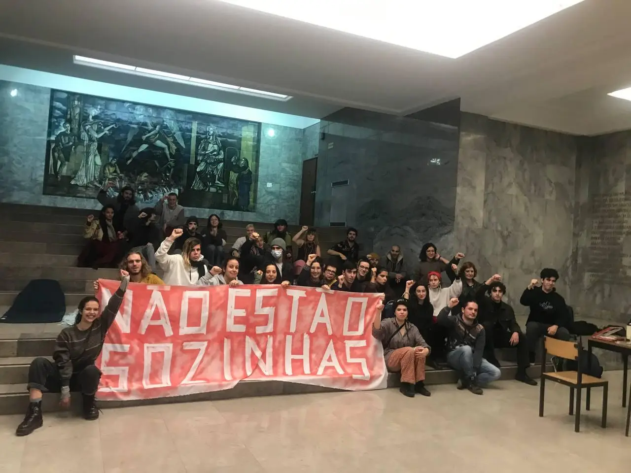 Dezenas de ativistas climáticos voltam a protestar dentro da Faculdade de Letras