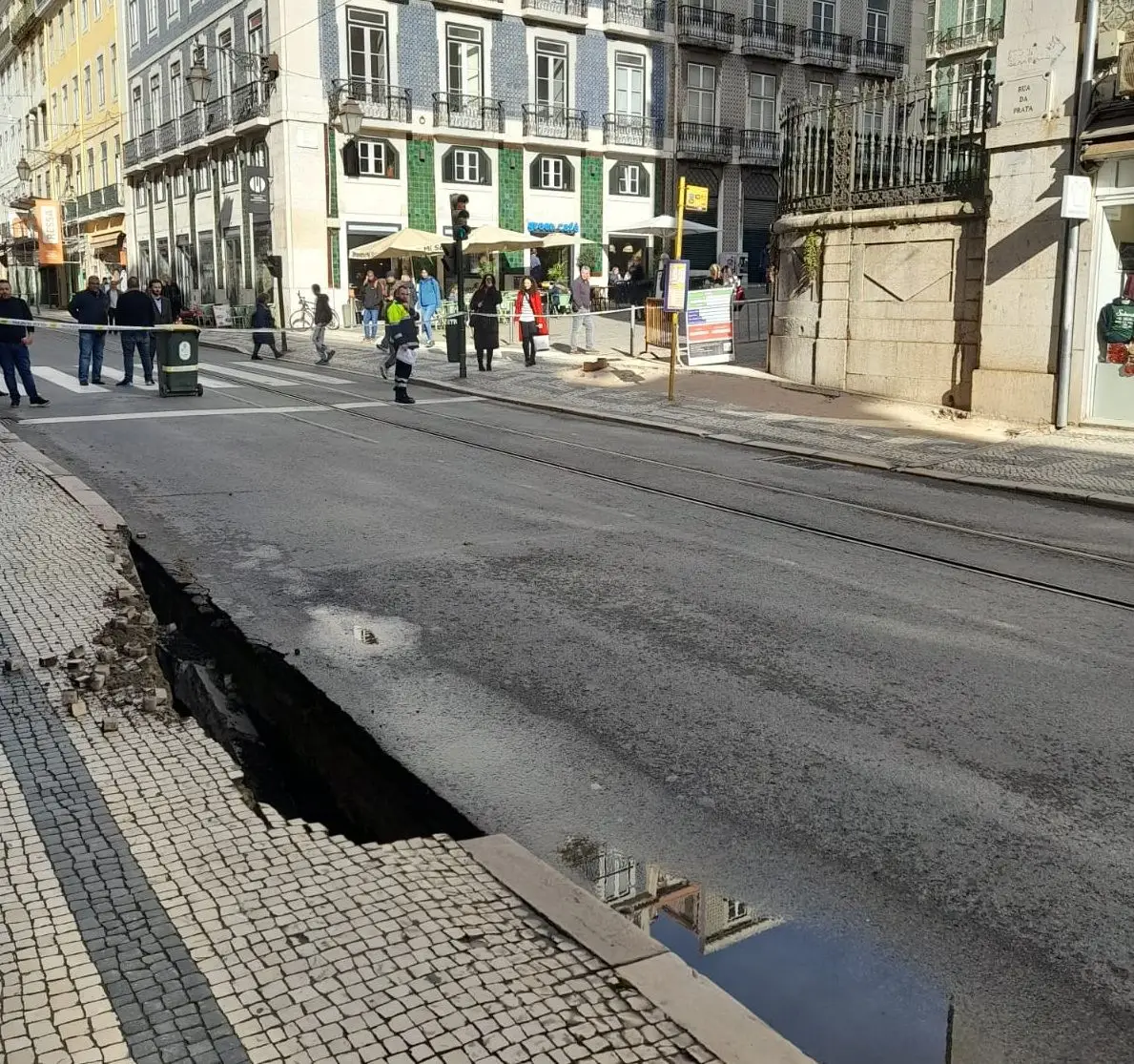 Piso abate na Rua da Prata, em Lisboa. Trânsito está cortado