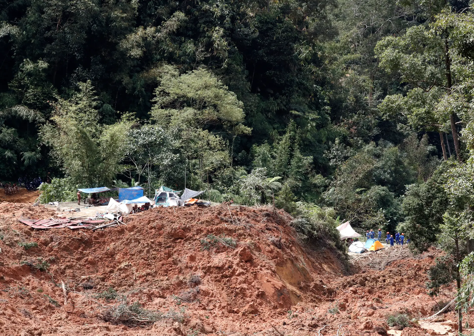 Sobe para 30 número mortos em aluimento de terras na Malásia