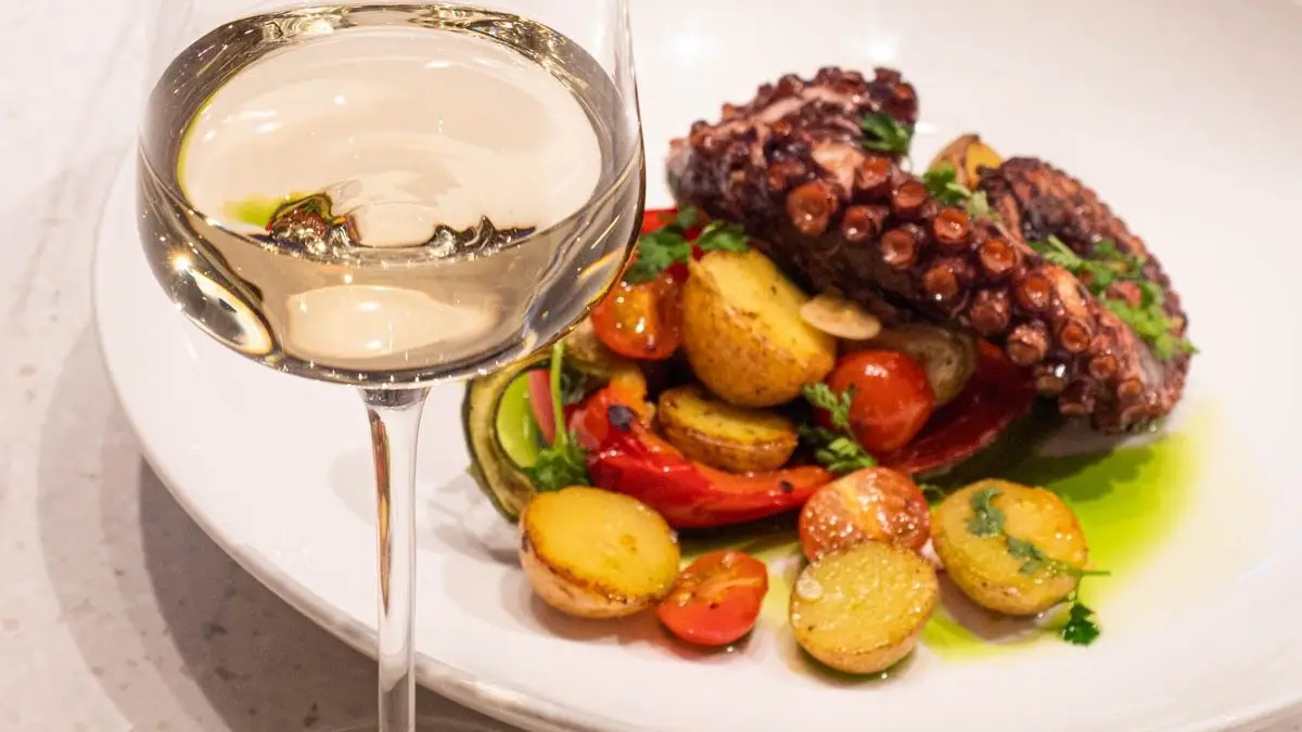 Consoante a confeção, harmonize polvo com um Vinho Verde fresco ou mais estruturado