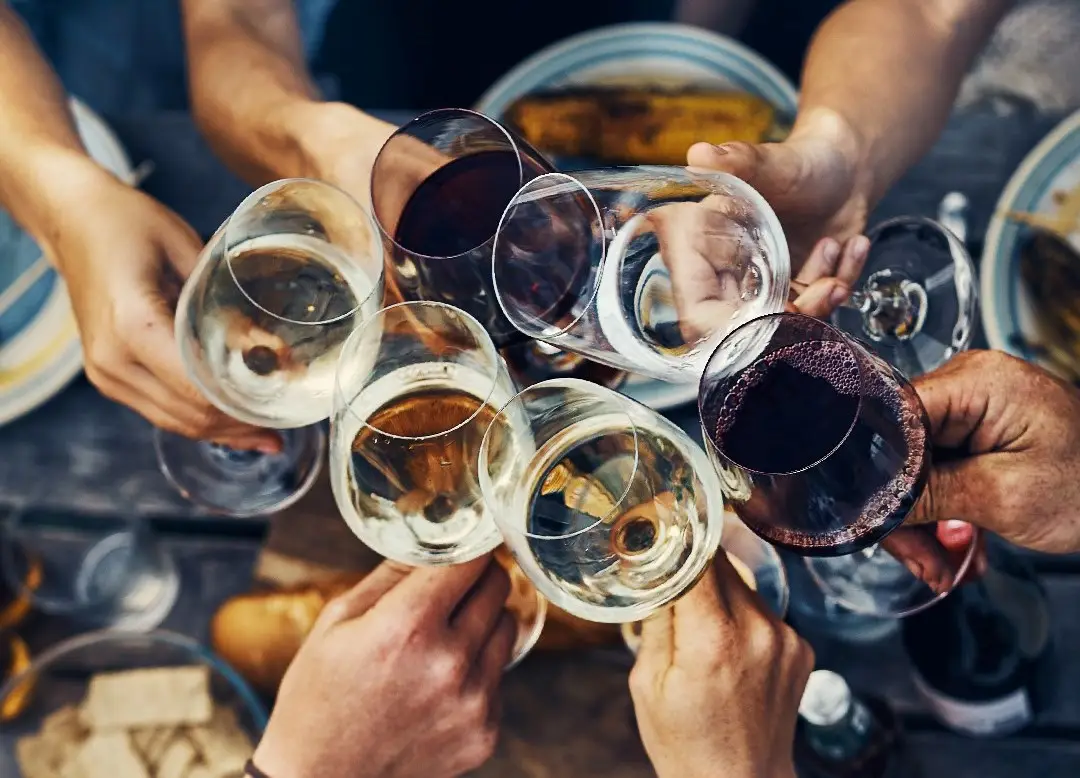Amigos enganam-se, pedem vinho português por mais de 500 euros e ganham jantar à borla