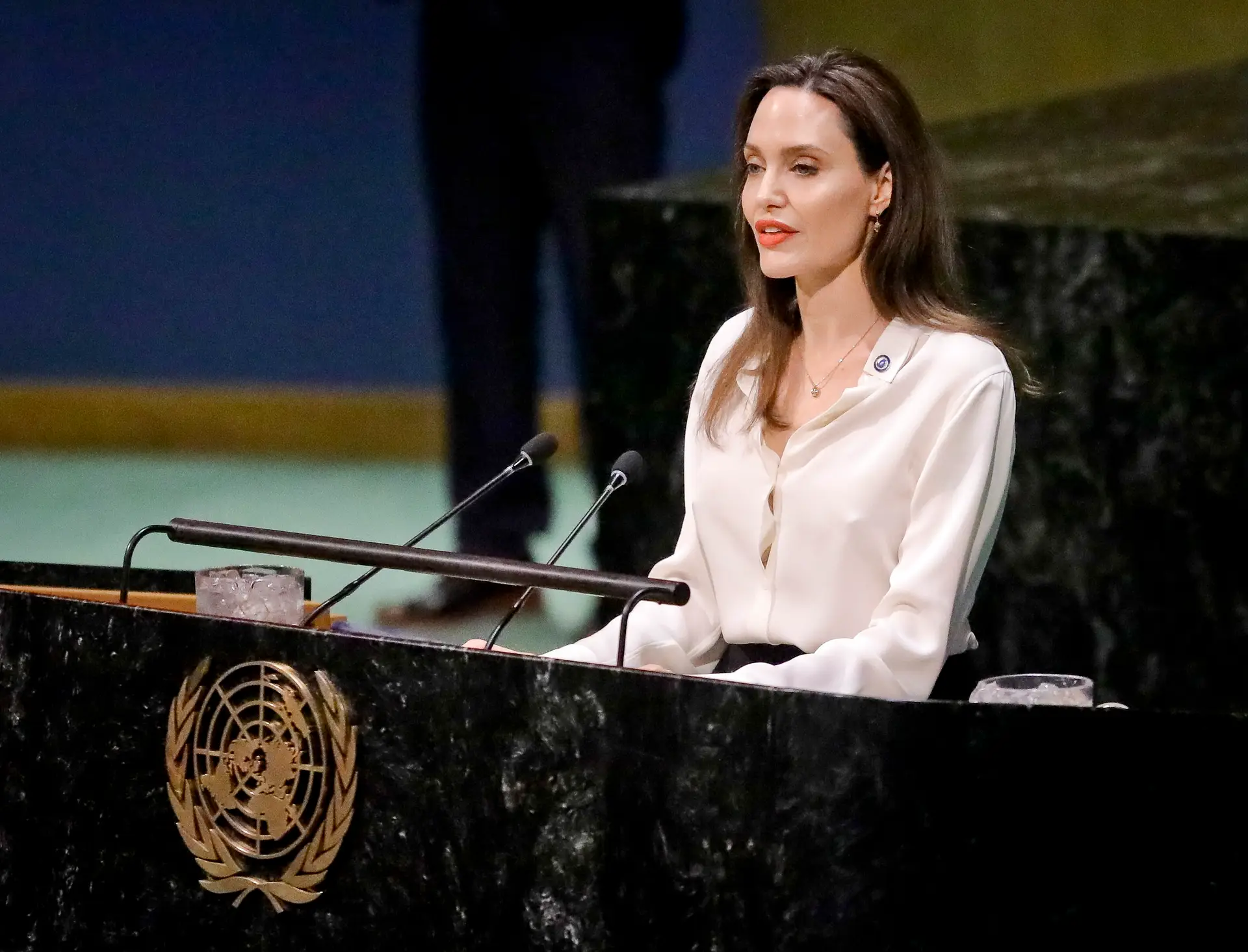 Angelina Jolie renunciou a funções na ONU, mas continua trabalho com refugiados