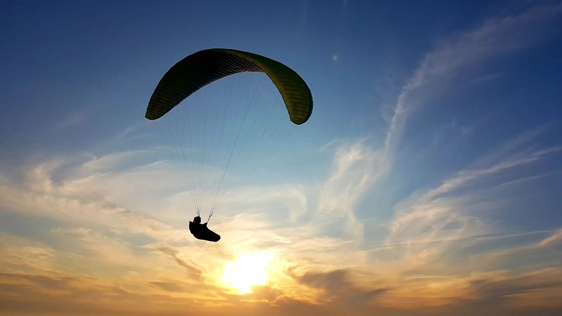 Mulher de 35 anos gravemente ferida em queda de parapente na Praia da Gralha