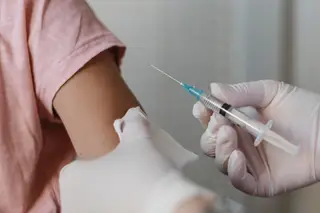 Covid-19: OMS deixa de recomendar reforços vacinais em adultos saudáveis