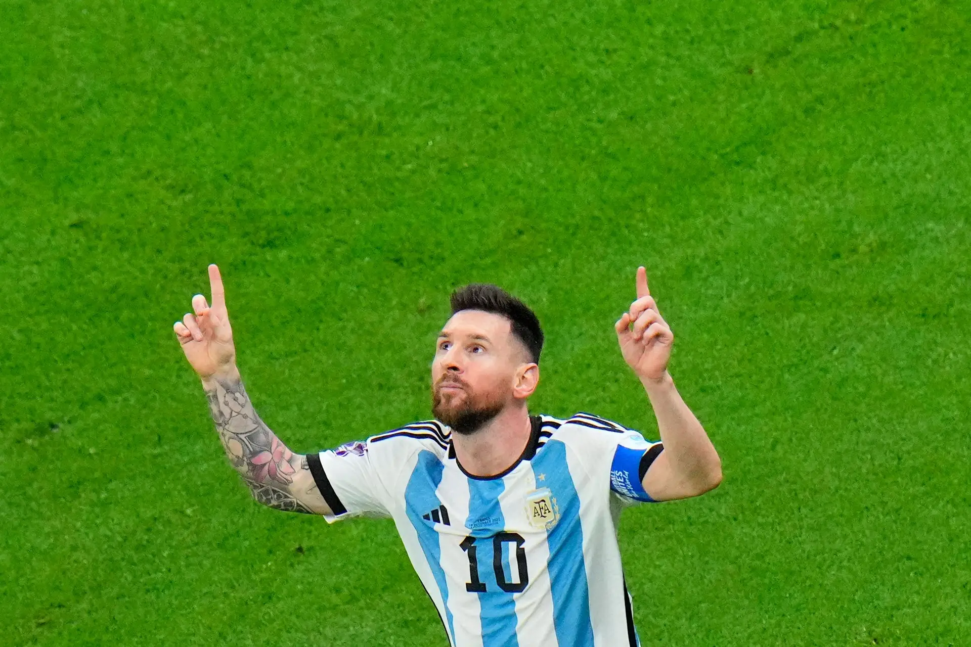 O descanso do campeão com a taça do mundo como companheira