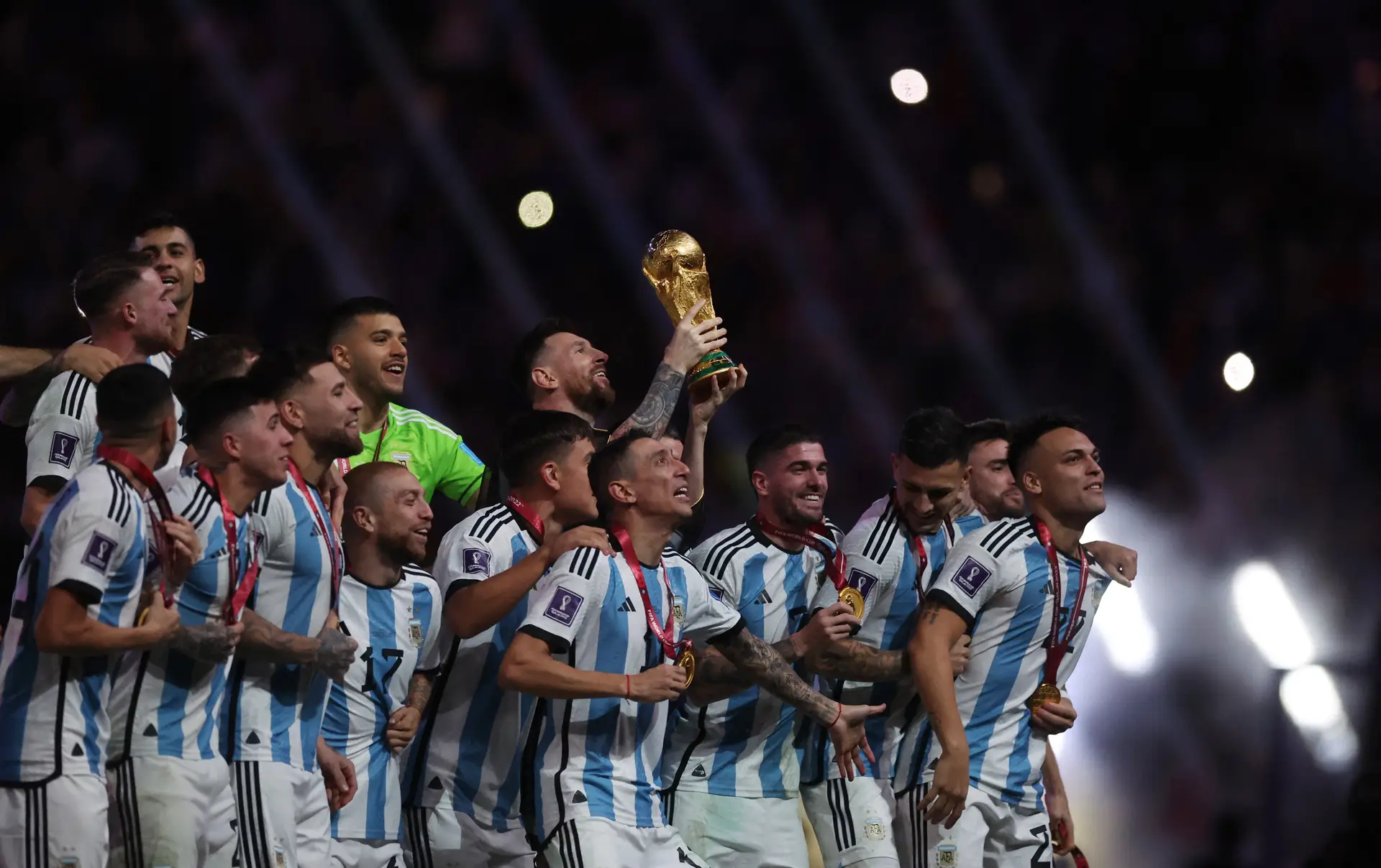 Campeã Argentina arrancou mal no Mundial, mas repete feito da Espanha em 2010