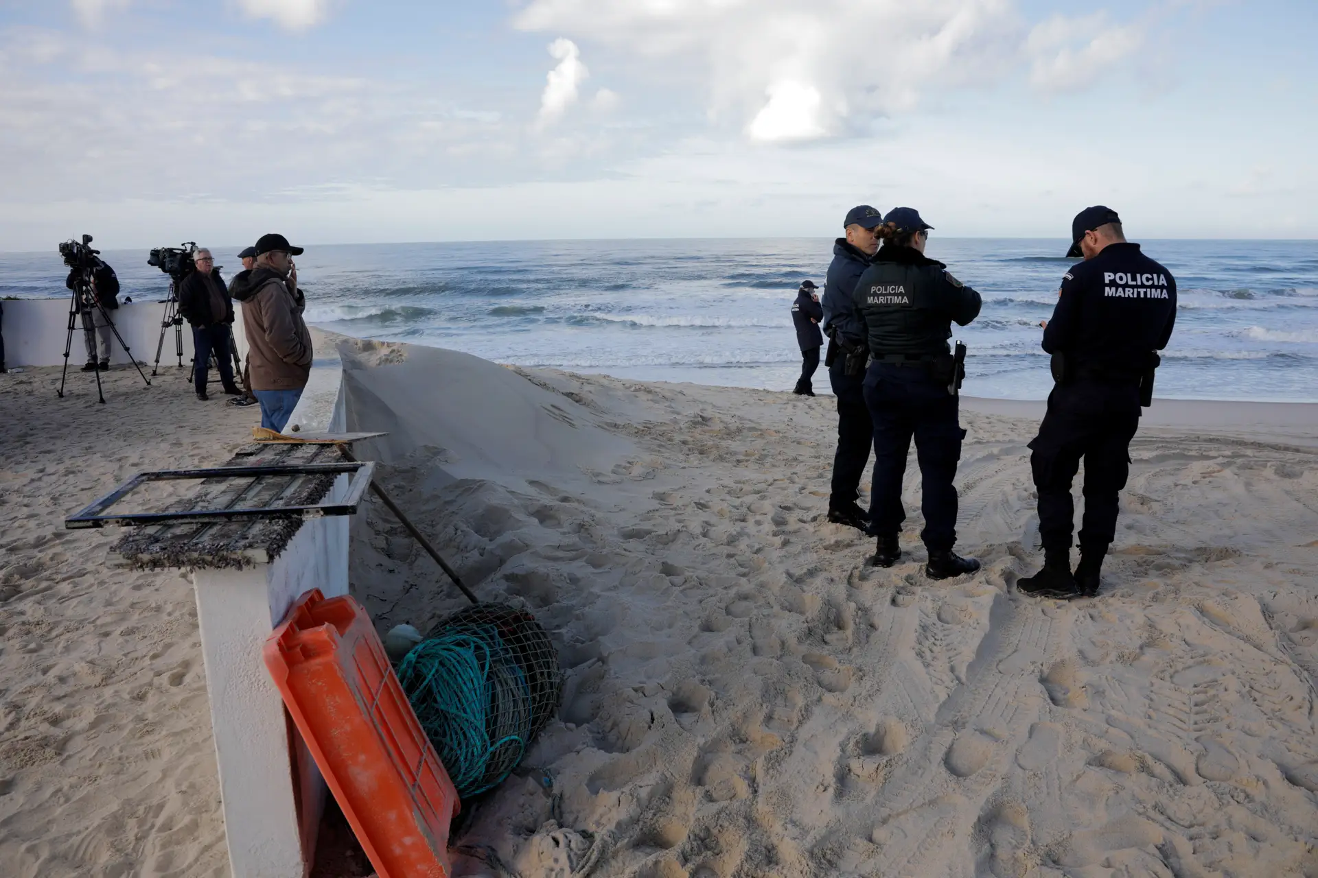 Meios envolvidos nas buscas por pescadores começam a ser retirados