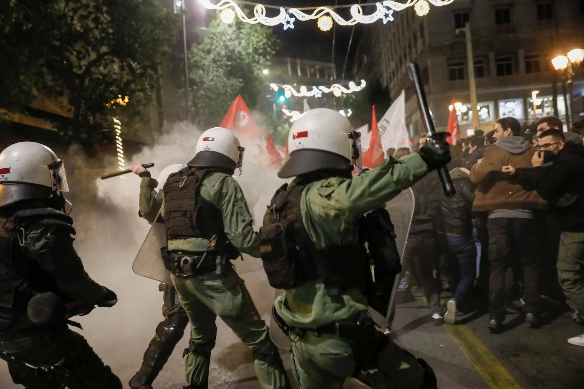 Polícia entra em confronto com manifestantes durante uma manifestação contra a morte do jovem de 16 anos.