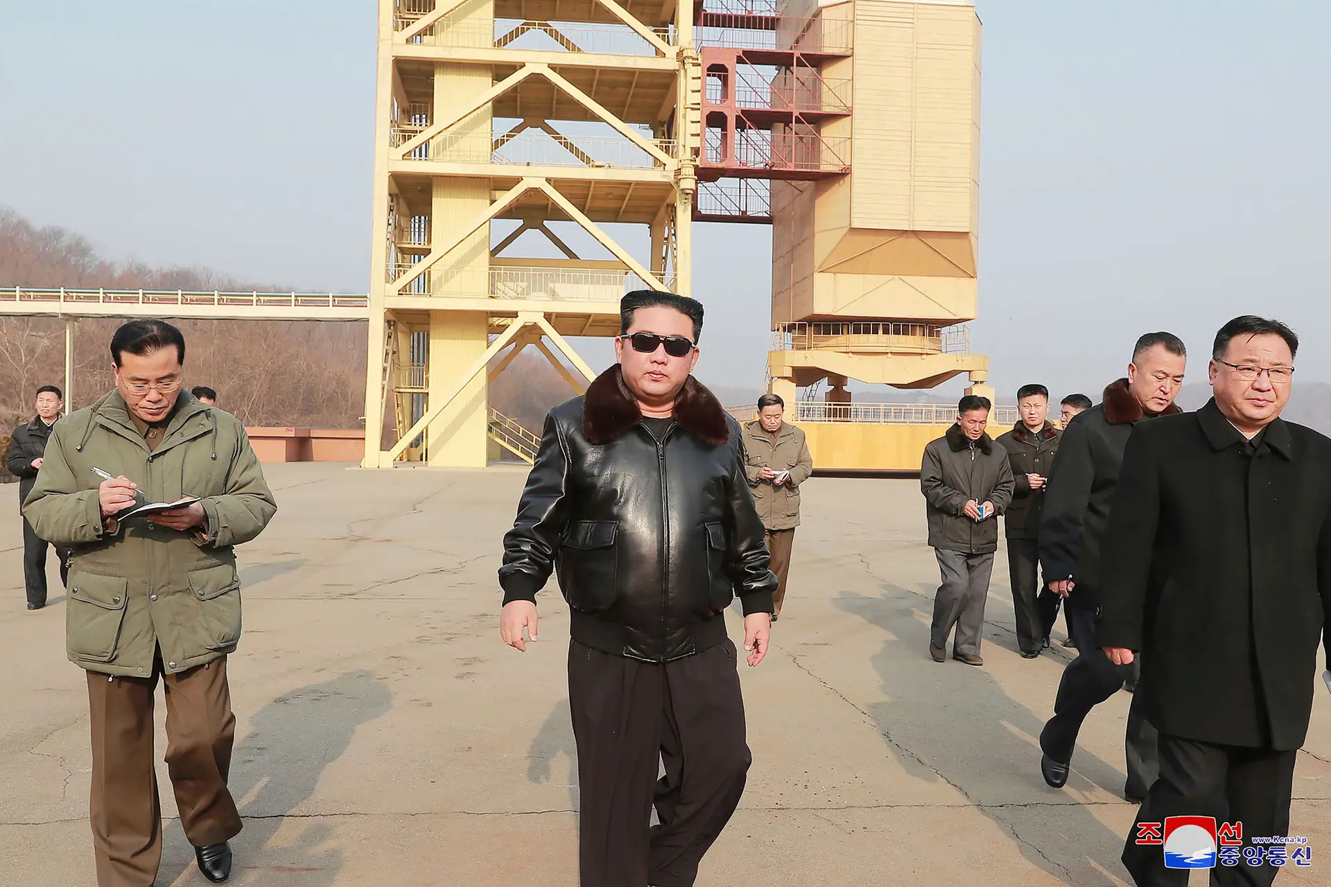 Nesta foto sem data fornecida pelo governo norte-coreano em 11 de março de 2022, o líder norte-coreano Kim Jong Un visita o Sohae Satellite Launching Ground em Tongchang-ri, Coreia do Norte.