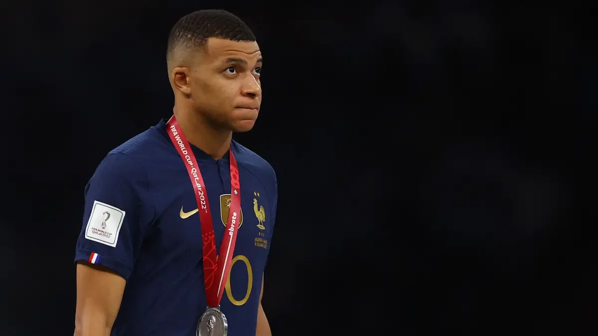 Mbappé vai além dos gols e, em meio a protesto e polêmicas, mostra outra  faceta em 2022