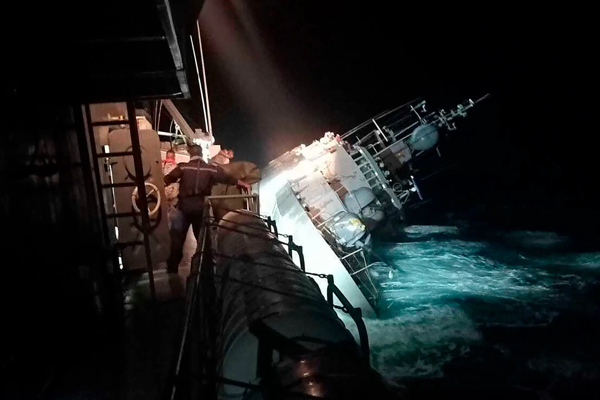 Navio da Marinha tailandesa naufragou com mais de 100 marinheiros a bordo
