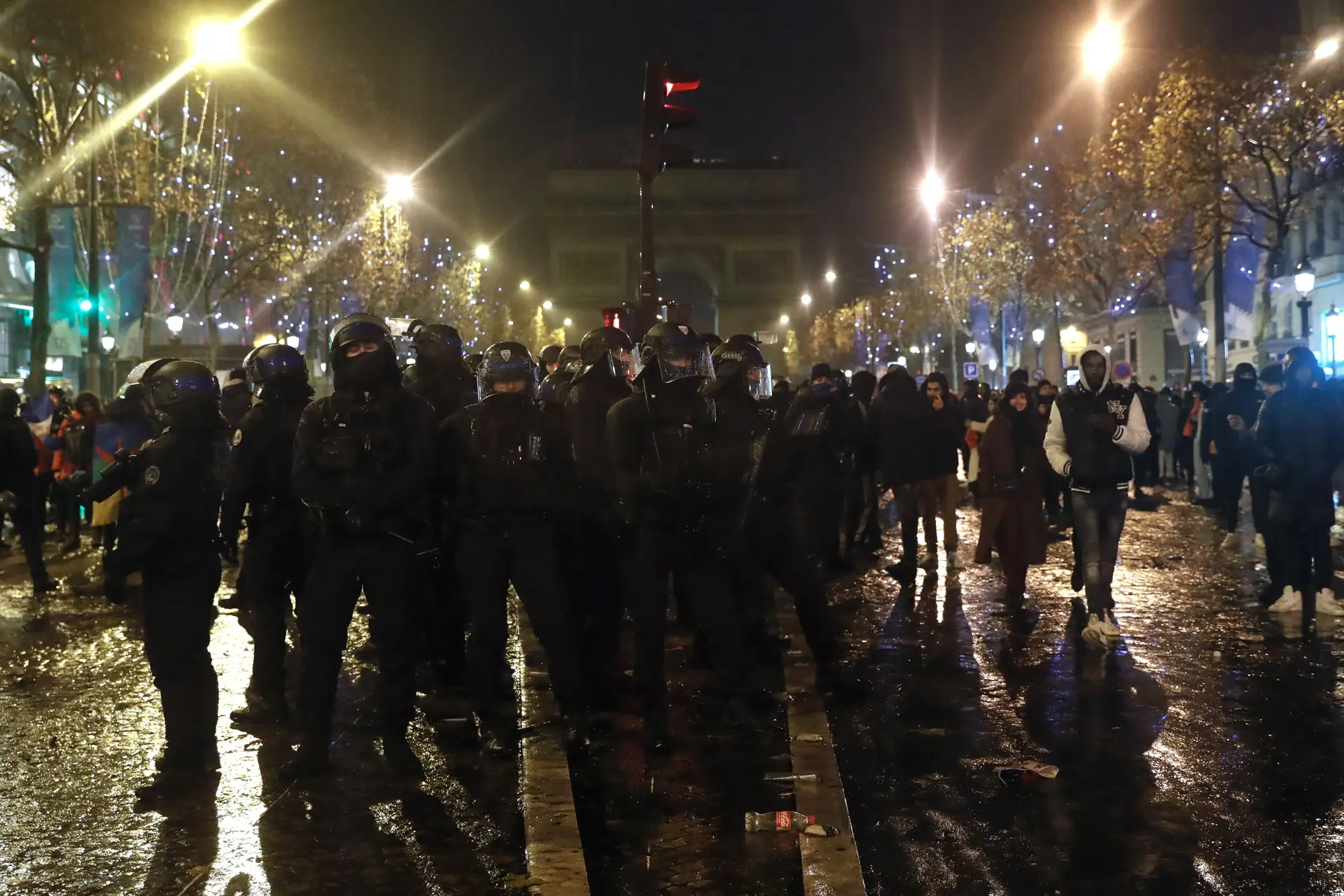 Polícia francesa nos Campos Elísios em Paris
