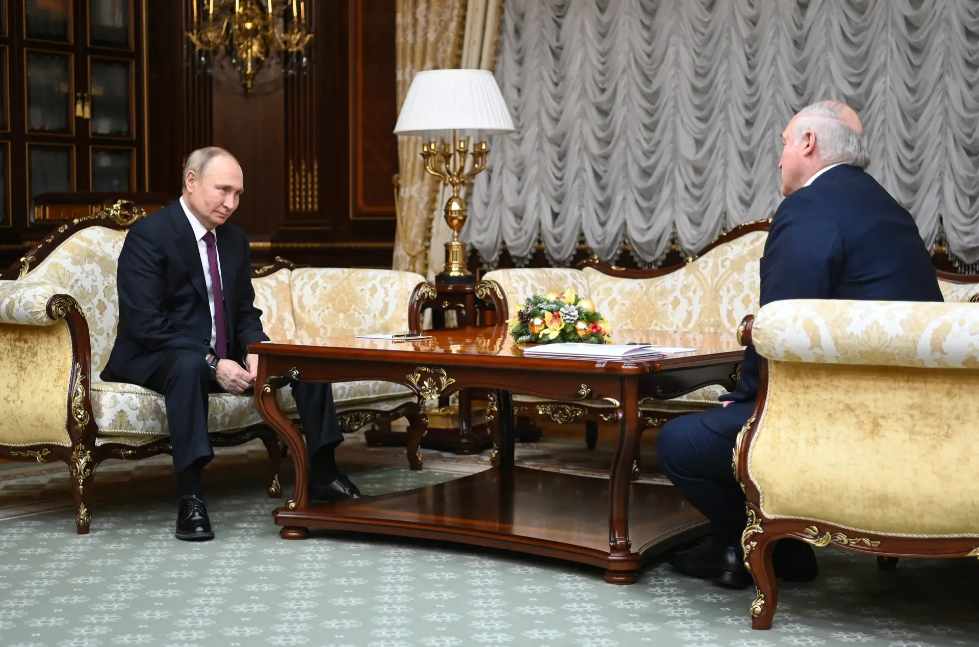 Putin diz que Rússia "não tem interesse" em absorver Bielorrússia